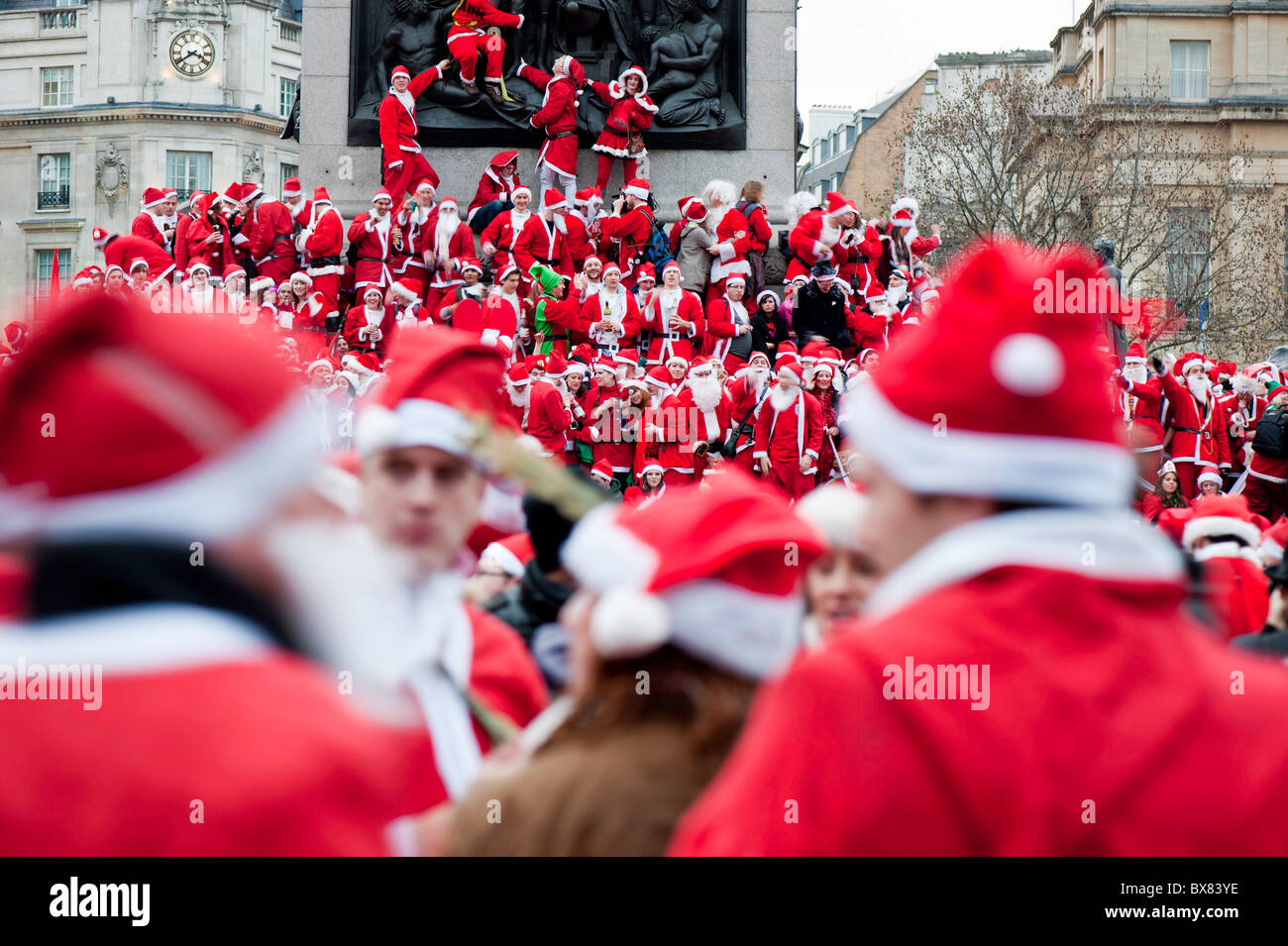 Treffen sich Hunderte der Weihnachtsmänner auf dem Trafalgar Square, organisiert via Twitter und Facebook, Weihnachten 2010, London, Vereinigtes Königreich Stockfoto