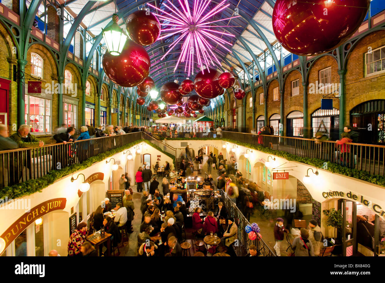 Covent Garden beleuchtet während der Weihnachtszeit 2010, London, Vereinigtes Königreich Stockfoto