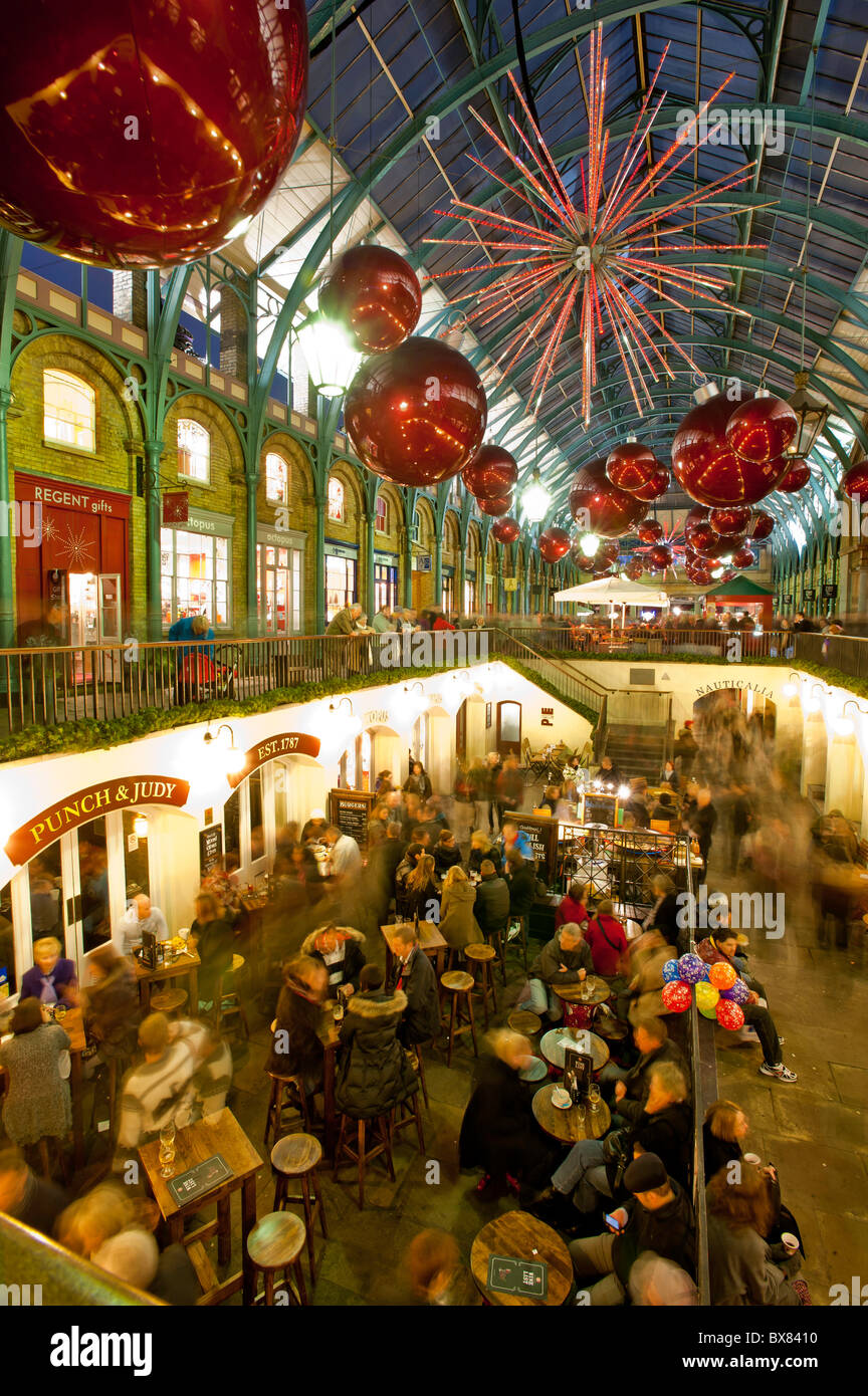 Covent Garden beleuchtet während der Weihnachtszeit 2010, London, Vereinigtes Königreich Stockfoto