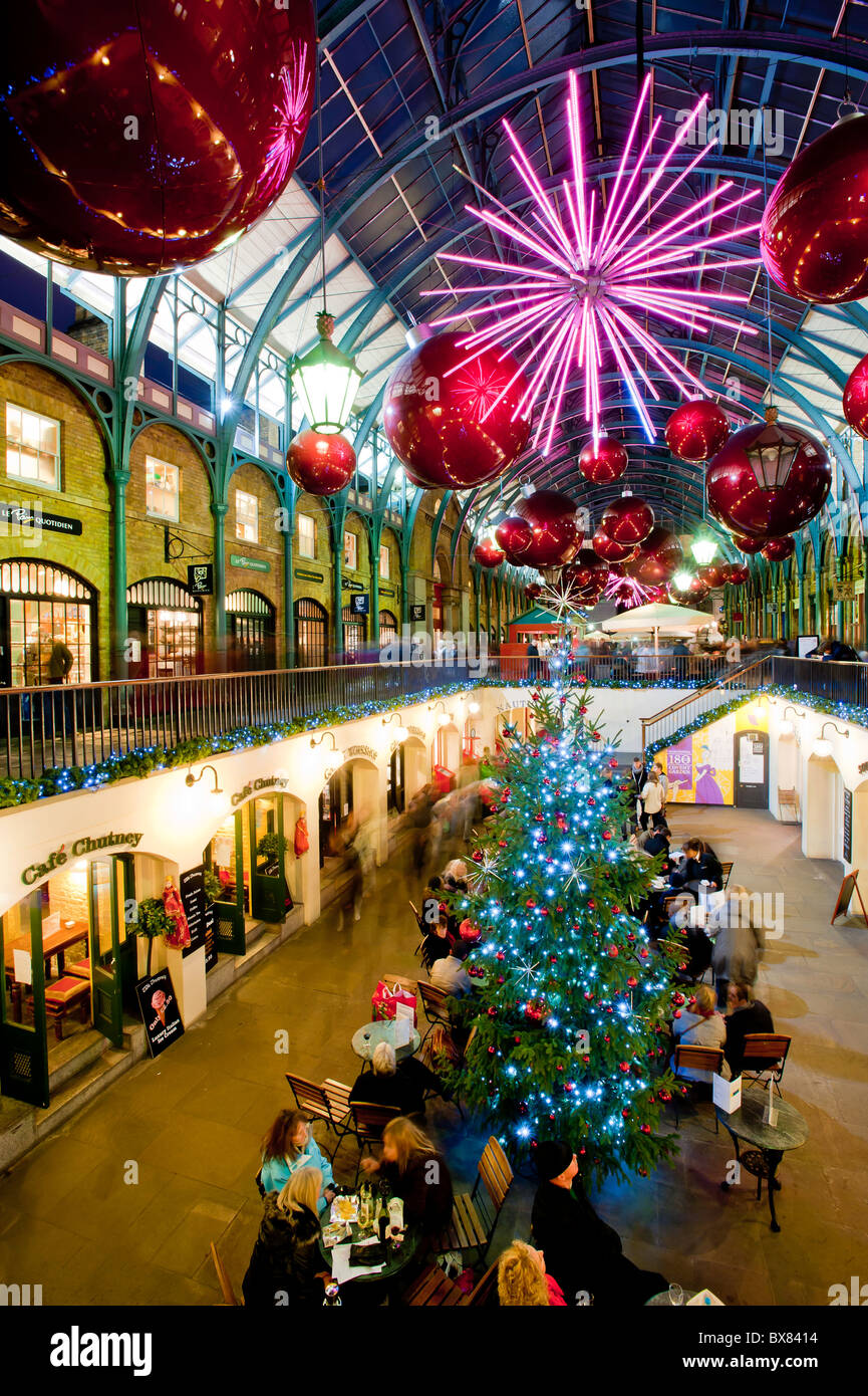 Covent Garden beleuchtet während der Weihnachtszeit 2010, London, Vereinigtes Königreich Stockfoto