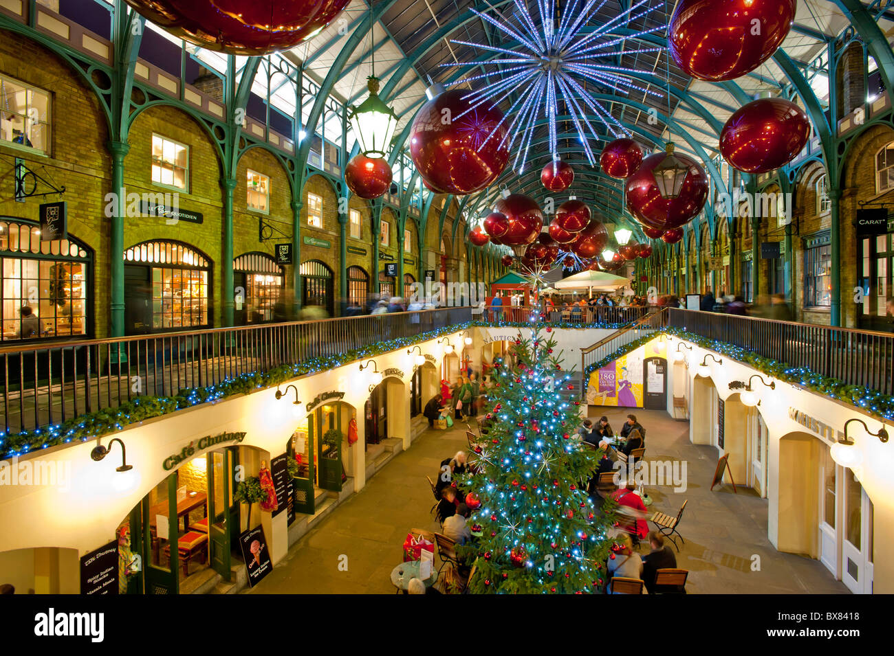 Covent Garden beleuchtet während der Weihnachtszeit 2010, London, Vereinigtes Königreich Stockfoto