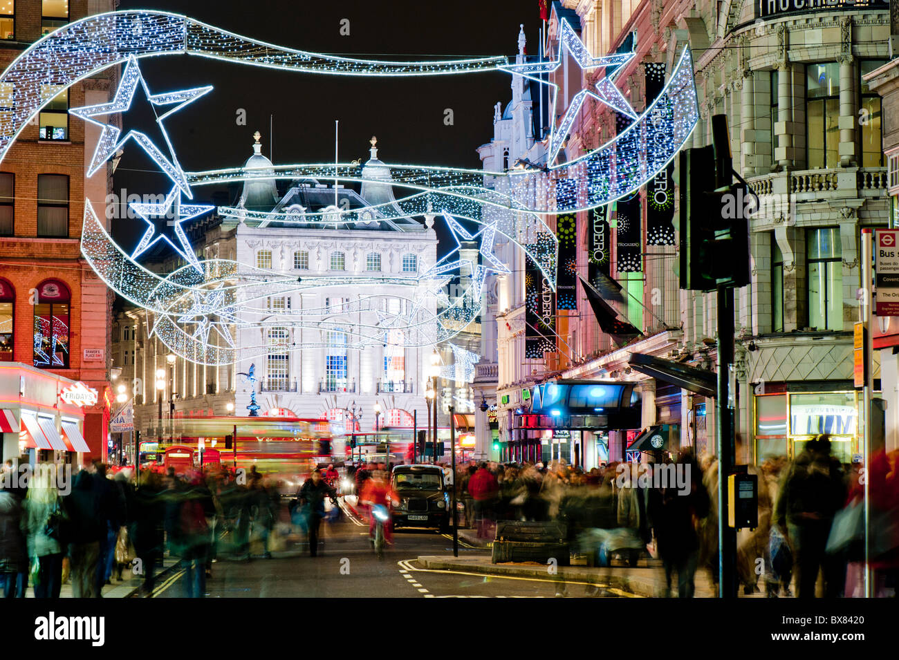 Piccadilly Circus beleuchtet während der Weihnachtszeit 2010, London, Vereinigtes Königreich Stockfoto