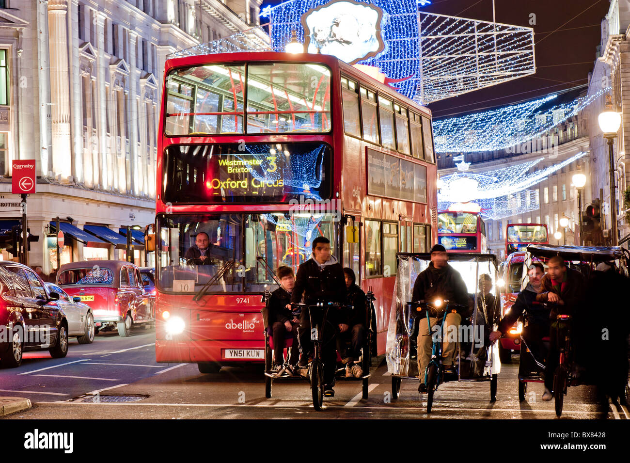 Regent Street beleuchtet Weihnachtszeit 2010, London, Vereinigtes Königreich Stockfoto