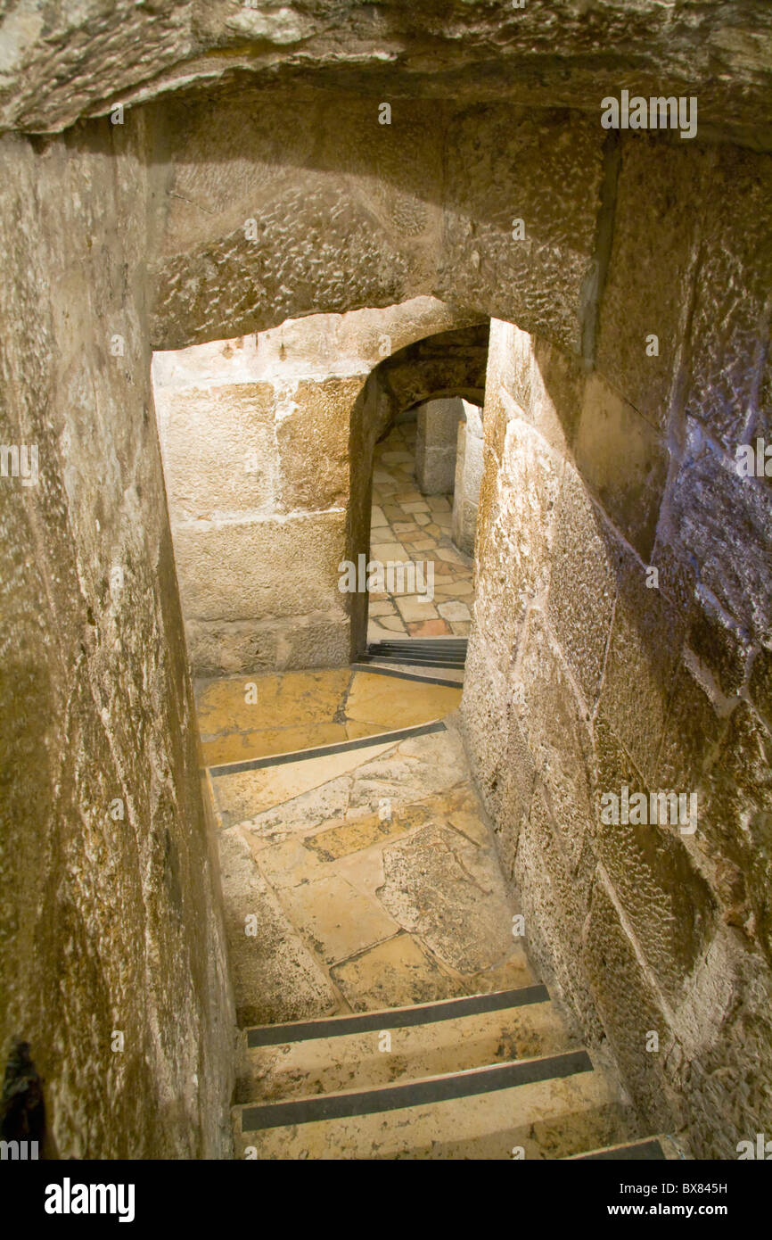 Sankt Katharinen Kirche, Treppe nach unten in einen Komplex der alten Höhlen, Bethlehem, Palästina Stockfoto