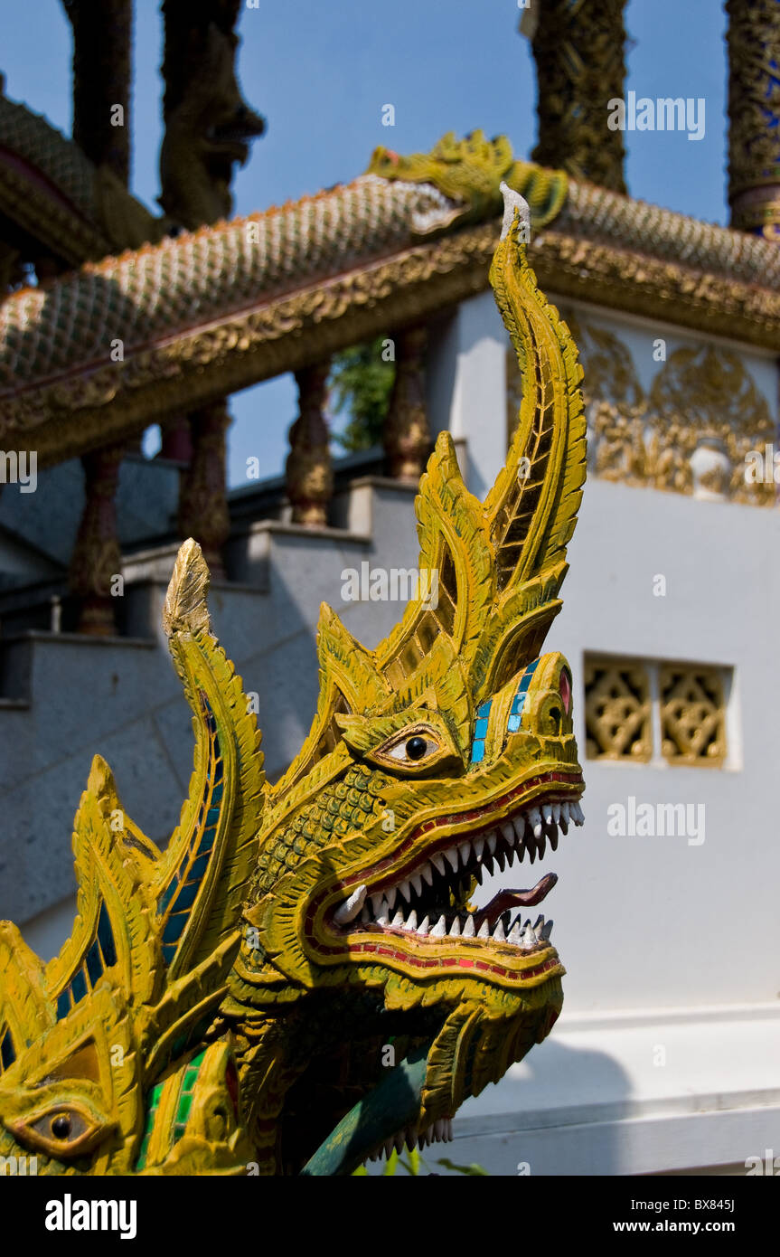 Eine Naga am Wat Bupparam in Chiang Mai in Thailand.  Foto von Gordon Scammell Stockfoto