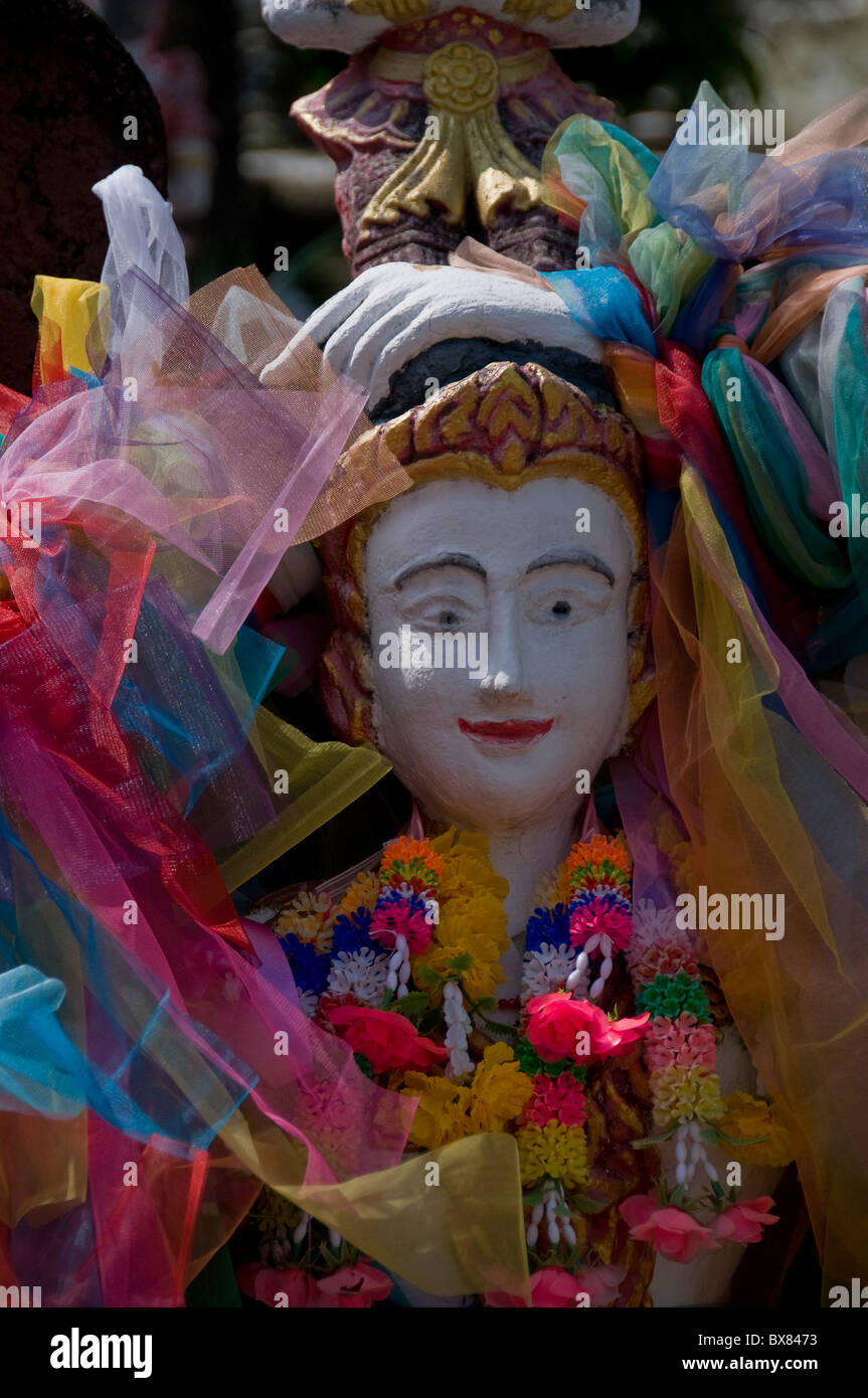 Eine Statue geschmückt mit farbigen Tuch am Wat Bupparam in Chiang Mai in Thailand. Stockfoto