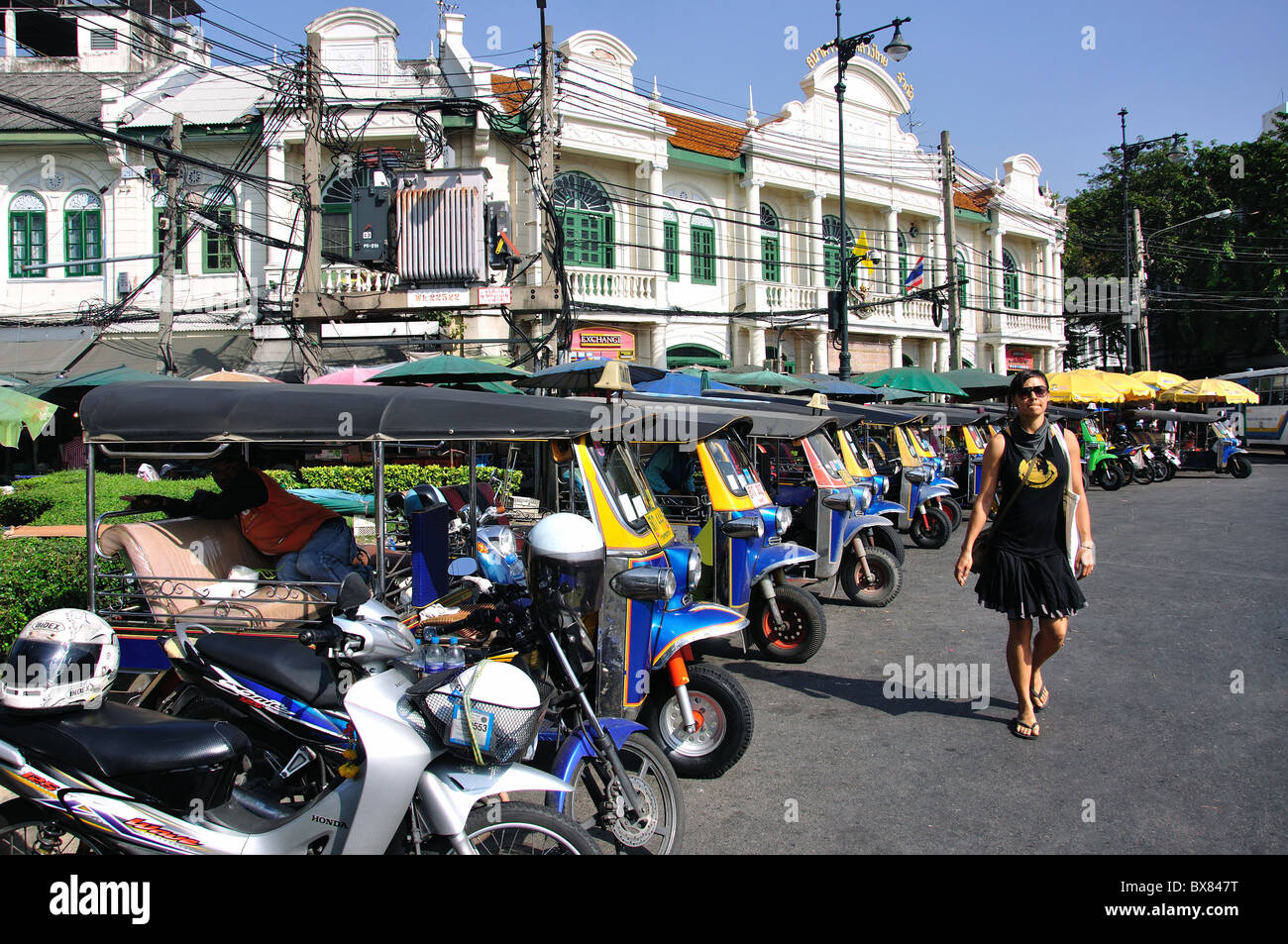 Linie von Tuk-Tuks auf Straße außen Grand Palace, Rattanakosin Bezirk, Bangkok, Thailand Stockfoto