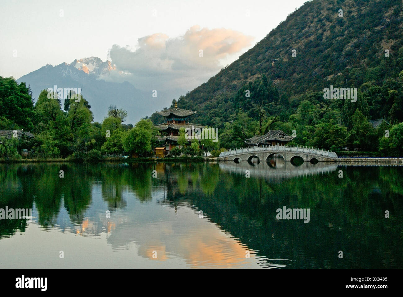 Sonnenaufgang am schwarzen Drachen Teich, Lijiang, Yunnan, China Stockfoto