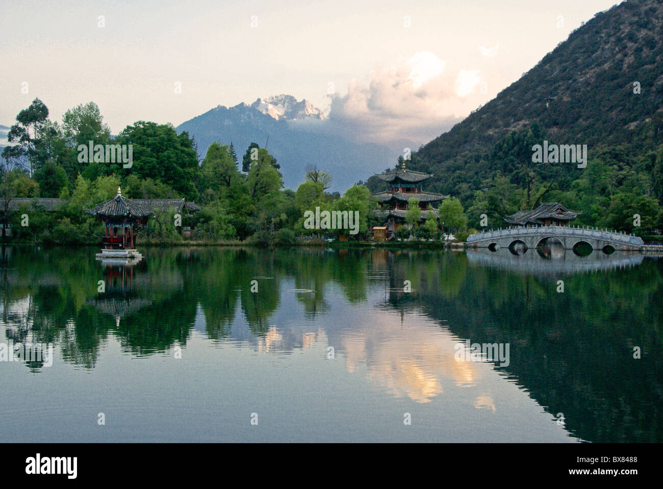 Sonnenaufgang am schwarzen Drachen Teich, Lijiang, Yunnan, China Stockfoto