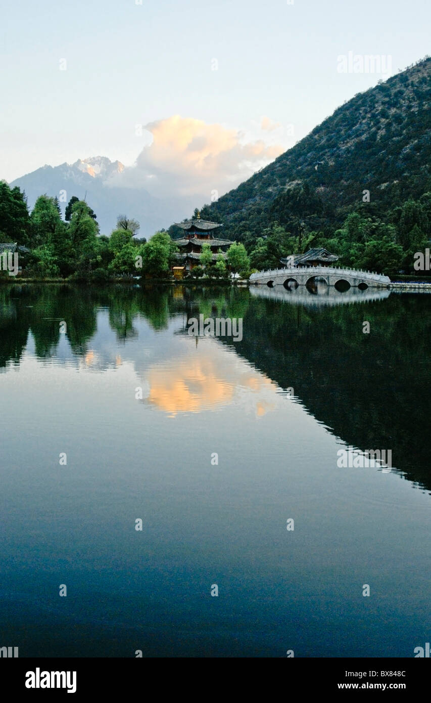 Sonnenaufgang am schwarzen Drachen Teich, Lijiang, Yunnan, China Stockfoto