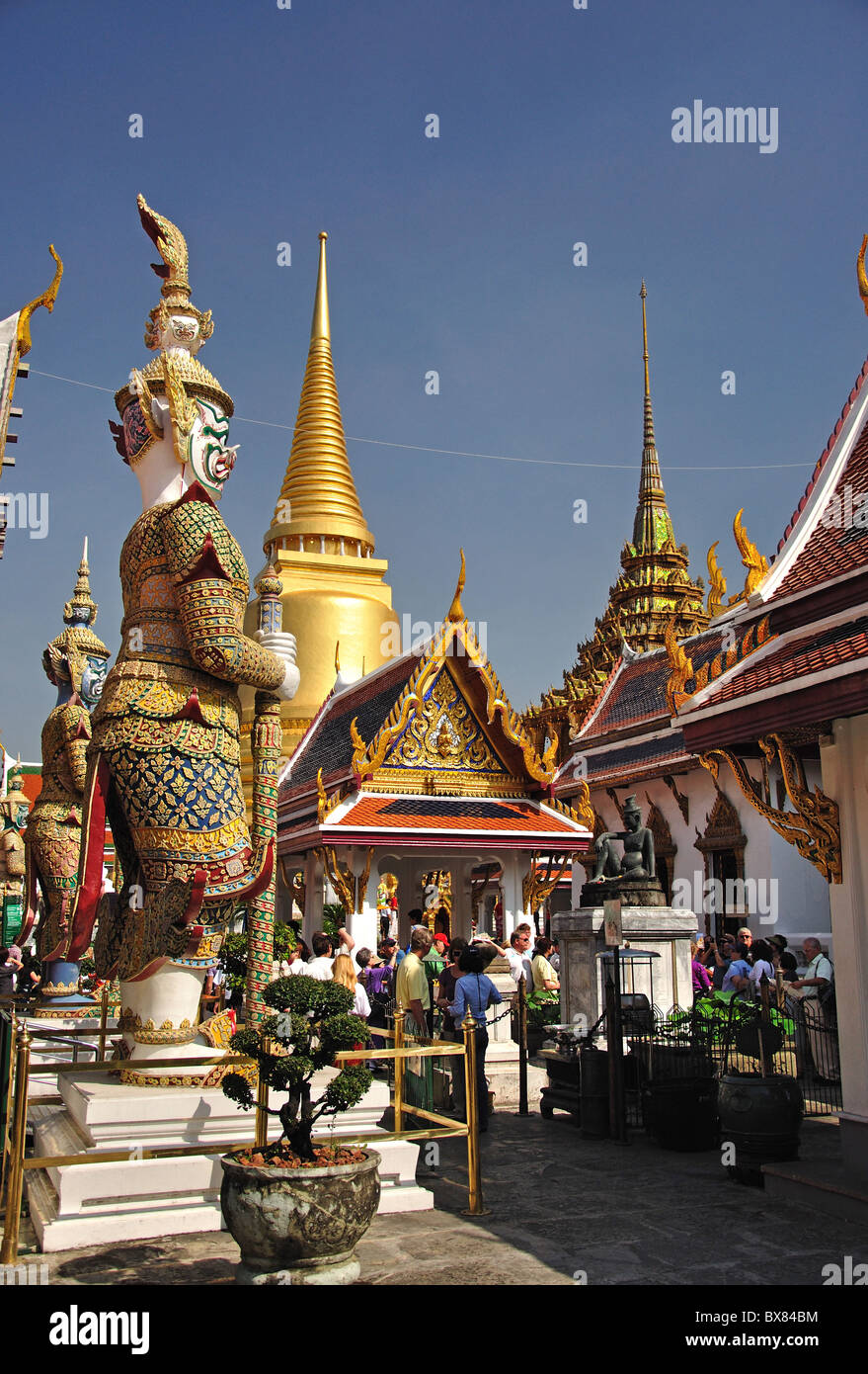 Ansicht des unteren und oberen Terrassen, großer Palast, Rattanakosin, Bangkok, Thailand Stockfoto