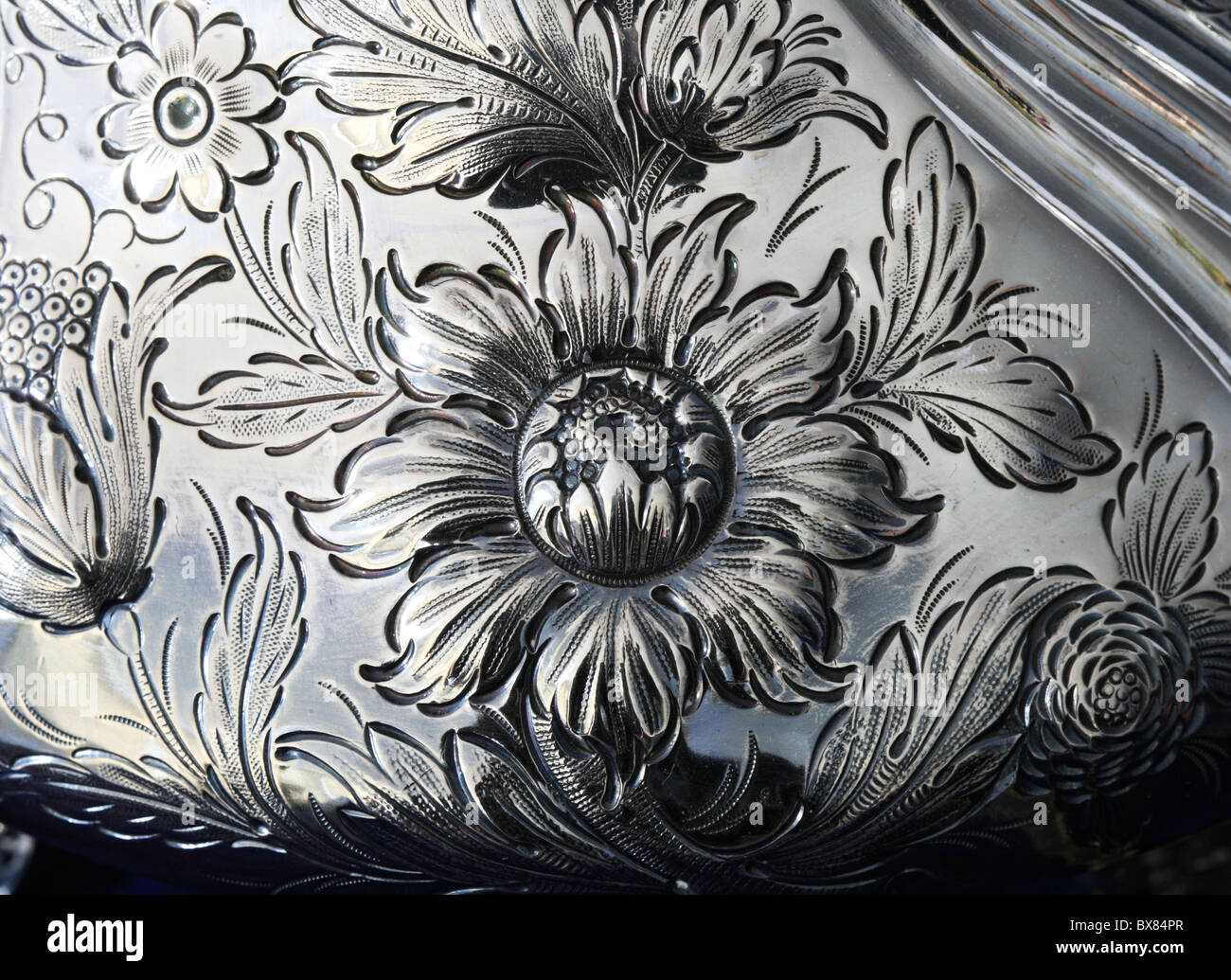 Detail ein florales Design auf einem antiken silbernen Krug Stockfoto