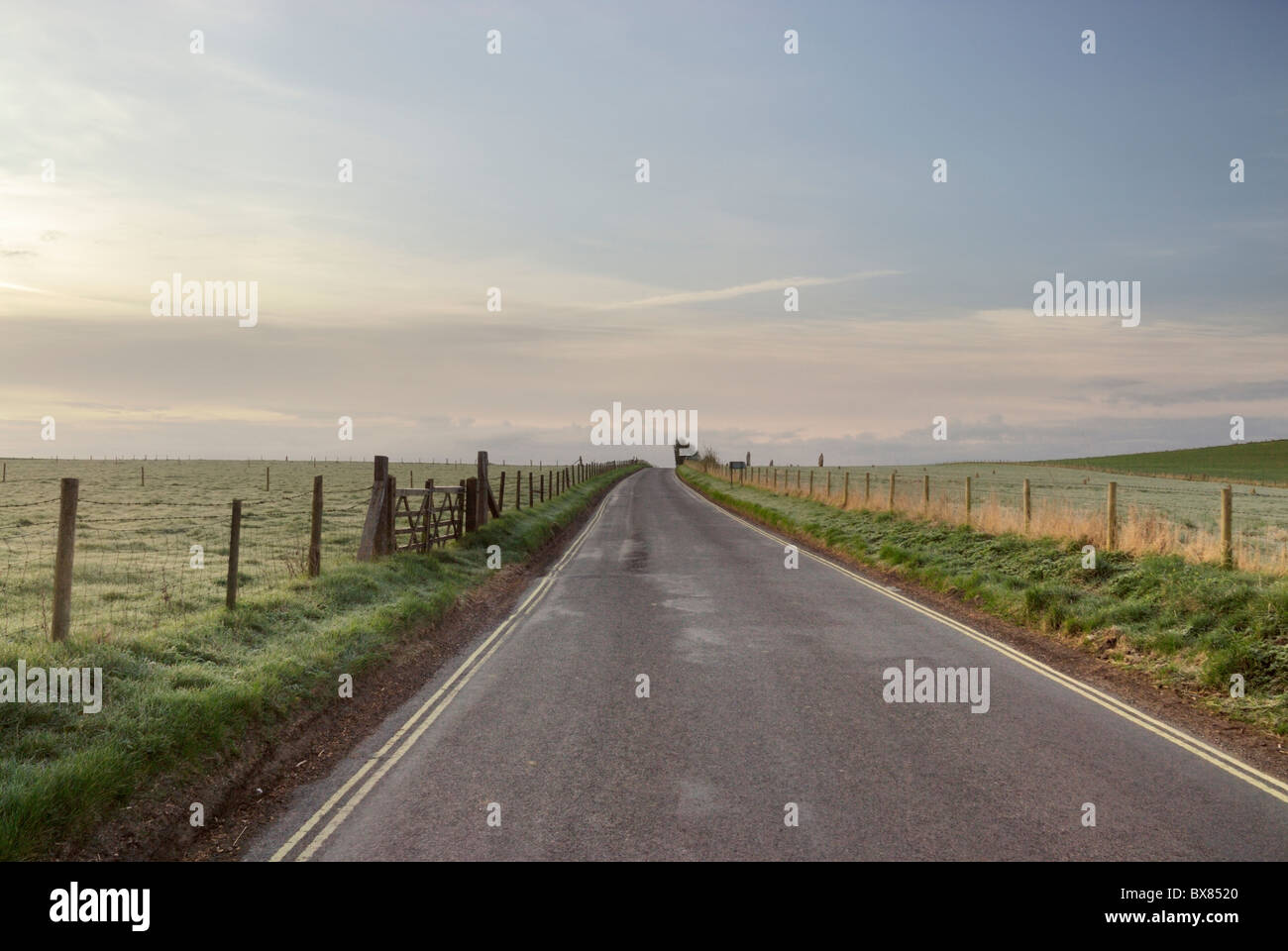 Empty road Wiltshire Stockfoto