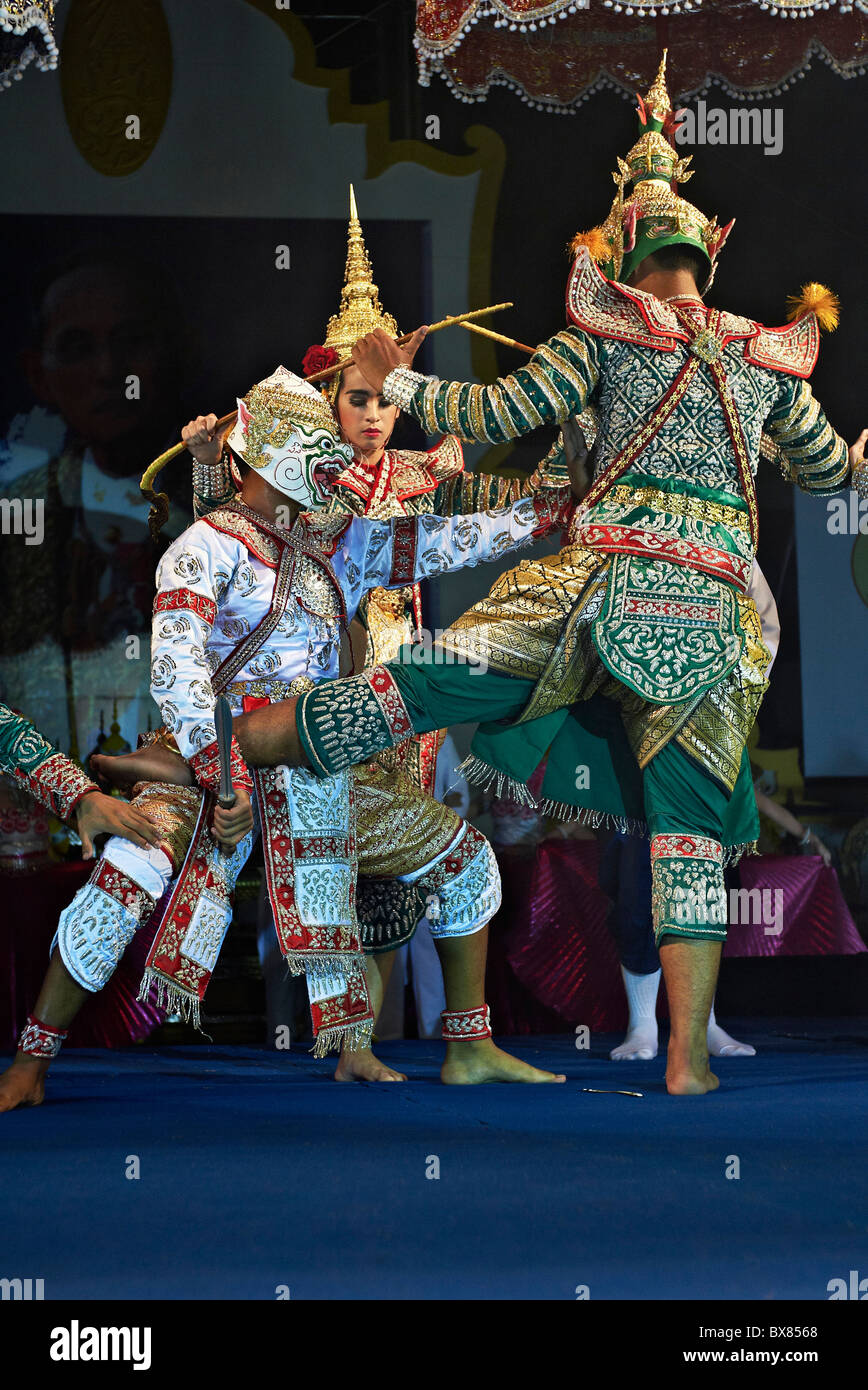 Thailand-Tänzer auf der Bühne in einer traditionellen Khon-Tanz-Performance. S. E. Asien Thailand Stockfoto