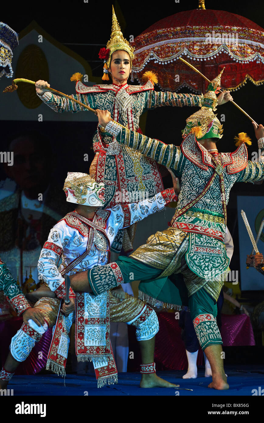 Thailand-Tänzer auf der Bühne in einer traditionellen Khon-Tanz-Performance. Thailand-Tänzerin S. E. Asia Stockfoto