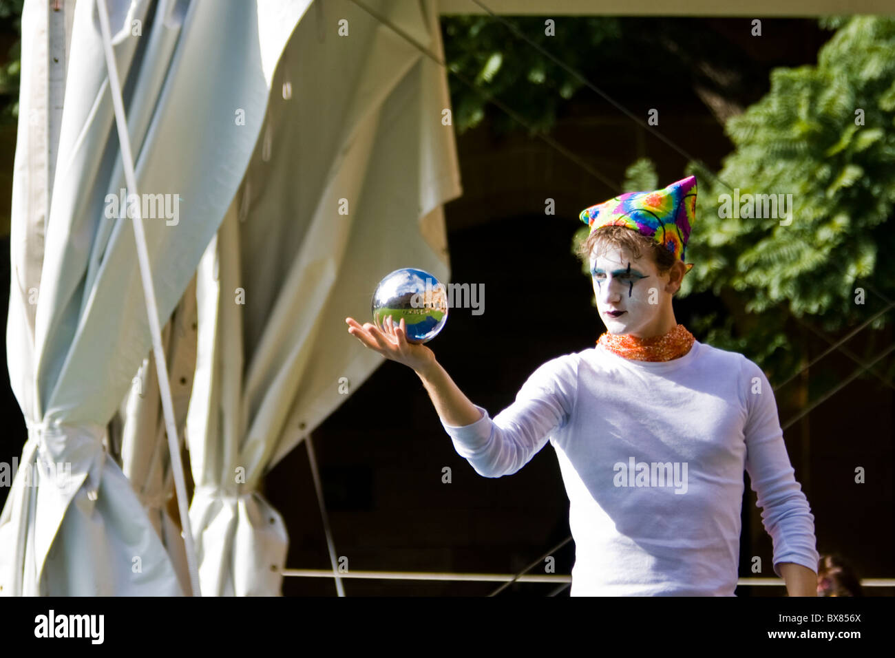 Model dreht sich eine reflektierende Kugel in Sydney Universität Tag der offenen Tür Stockfoto