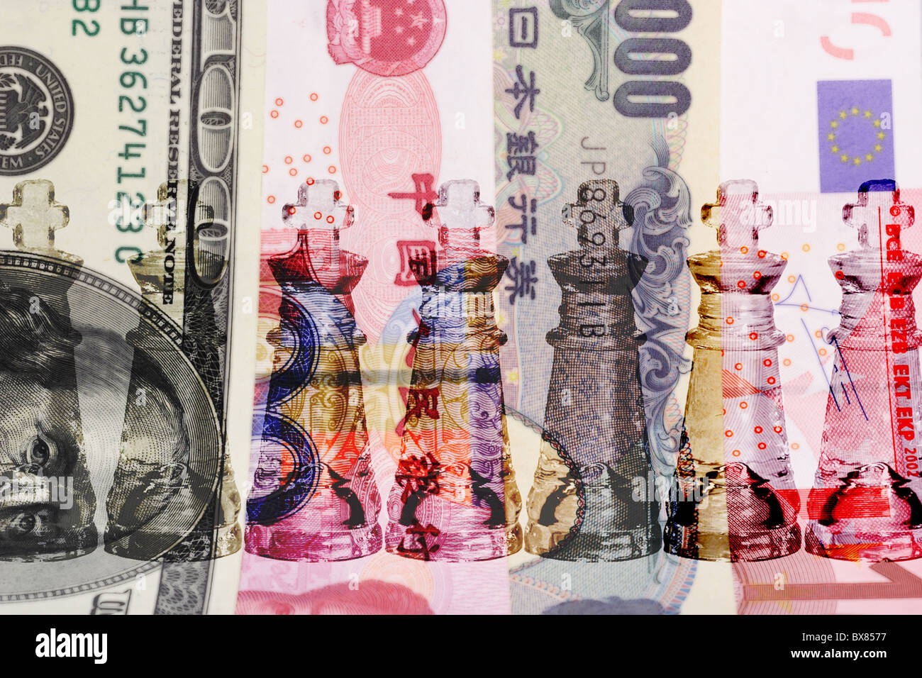 Cash ist King - Reihe von transparenten König Schachfiguren auf wichtigen Weltwährungen Stockfoto