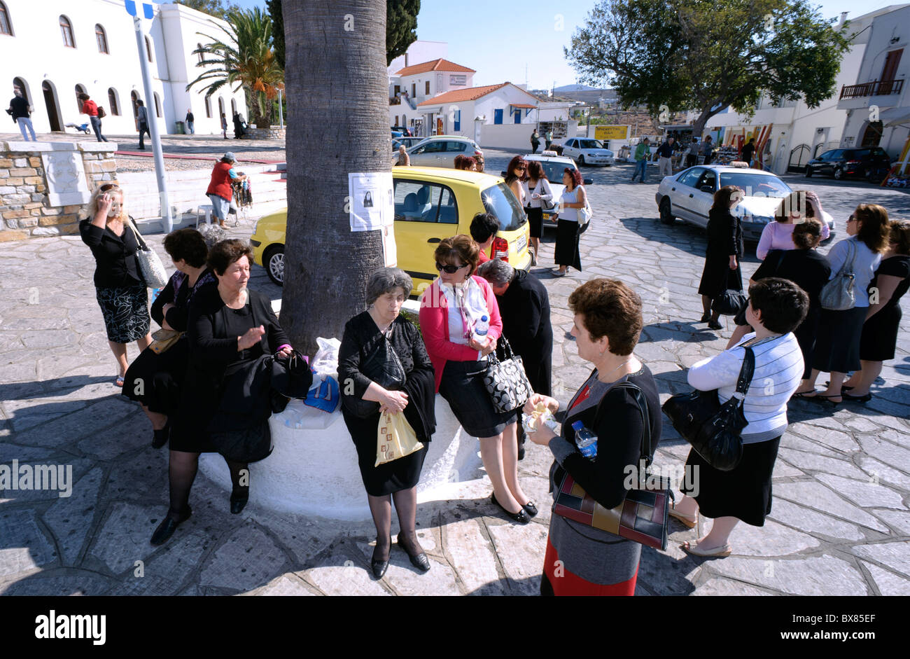 Gruppe von Frauen, die darauf warten draußen Panagia Evangelistria, der am meisten verehrten religiösen Schrein in Griechenland. Stockfoto