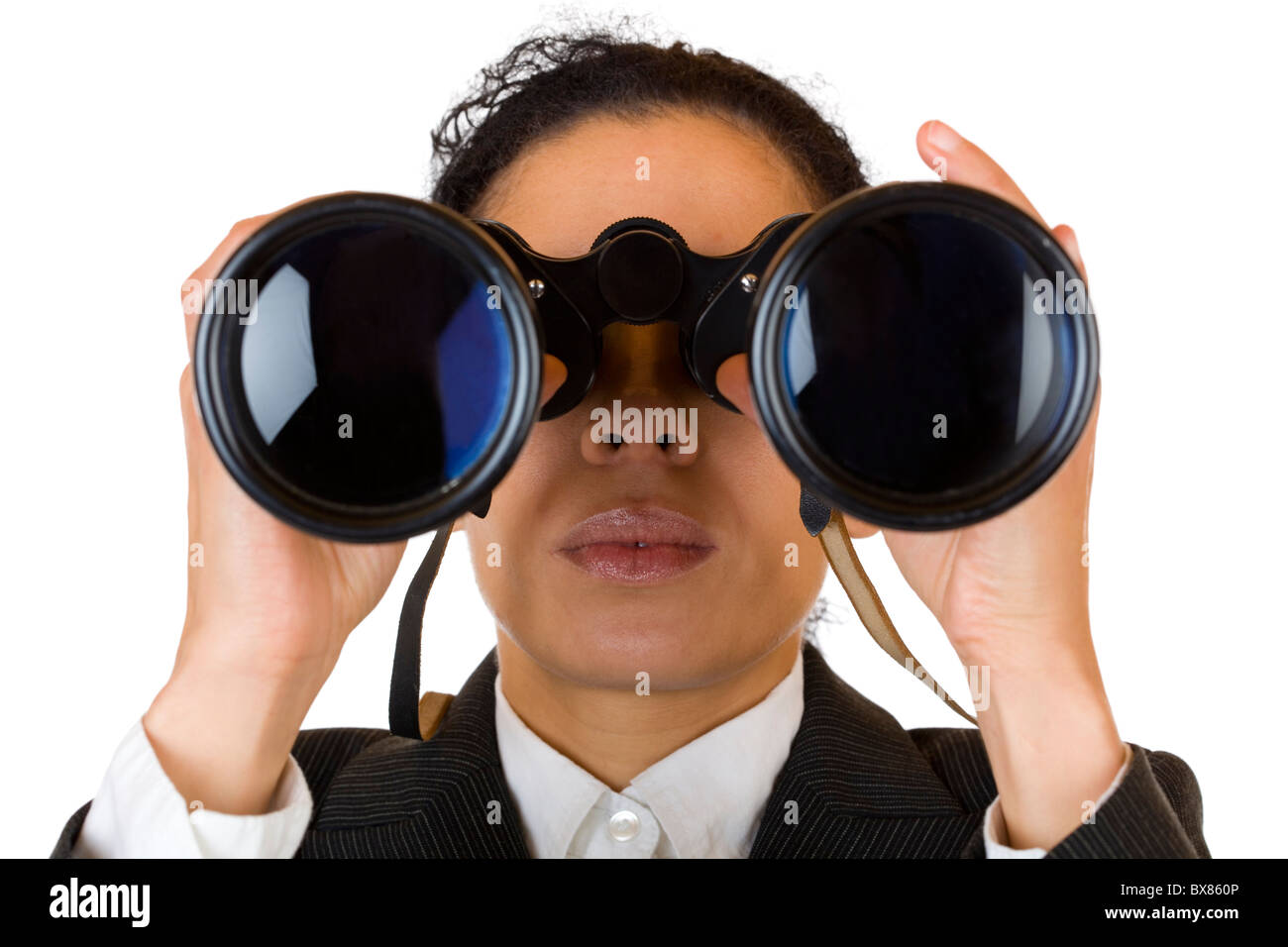 Frau schaut durch ein Fernglas nach Unternehmen suchen. Isoliert auf weißem Hintergrund. Stockfoto