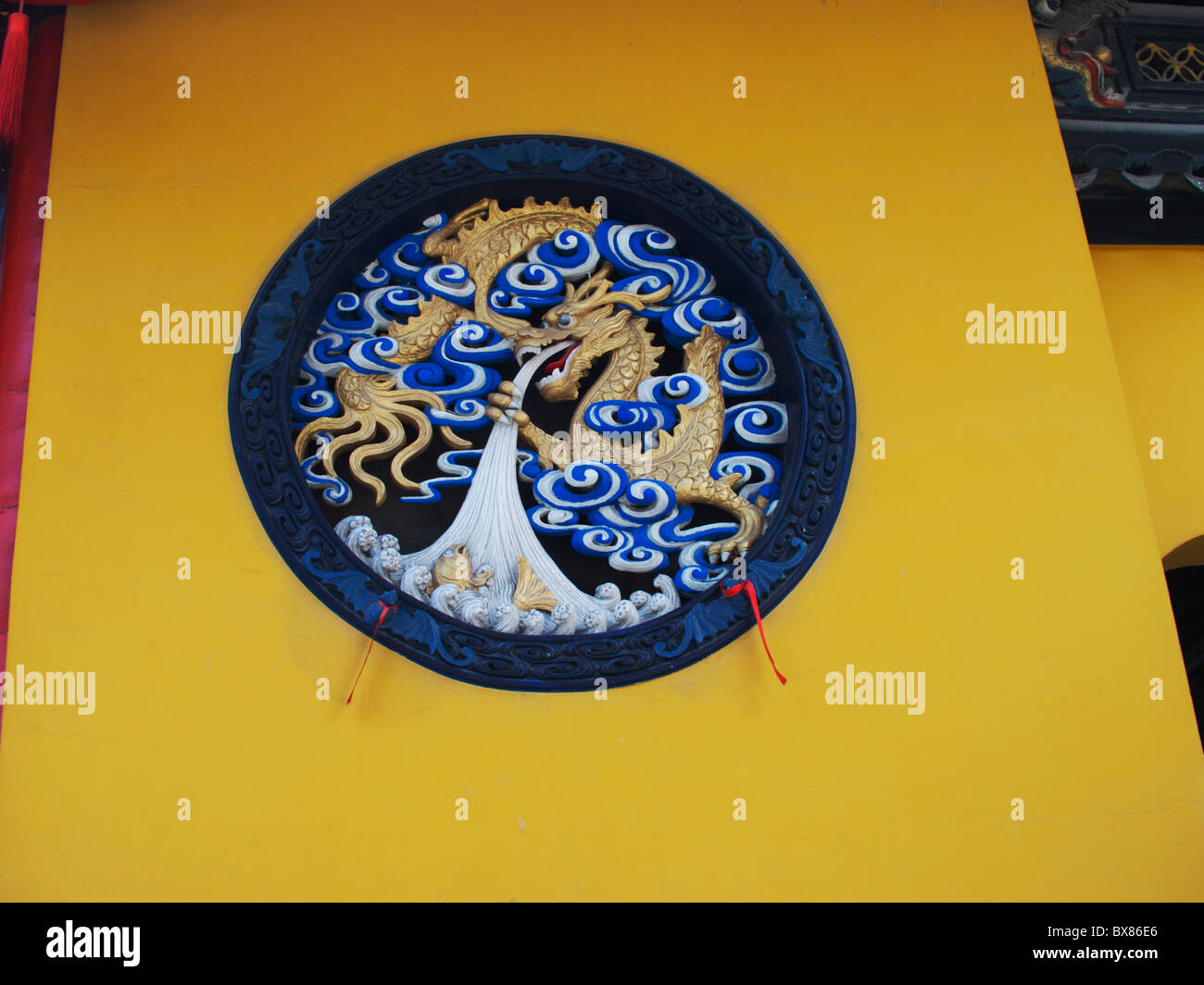 ein wunderbares Stück der bildenden Kunst Schnitzen in einem Tempel in Hangzhou, China Stockfoto