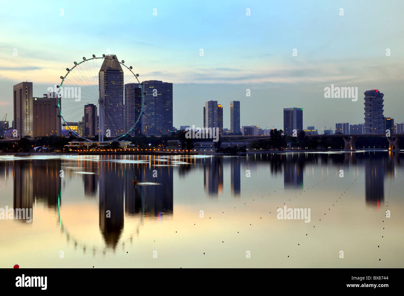 Singapore Flyer und die Skyline der Marina CBD Stockfoto
