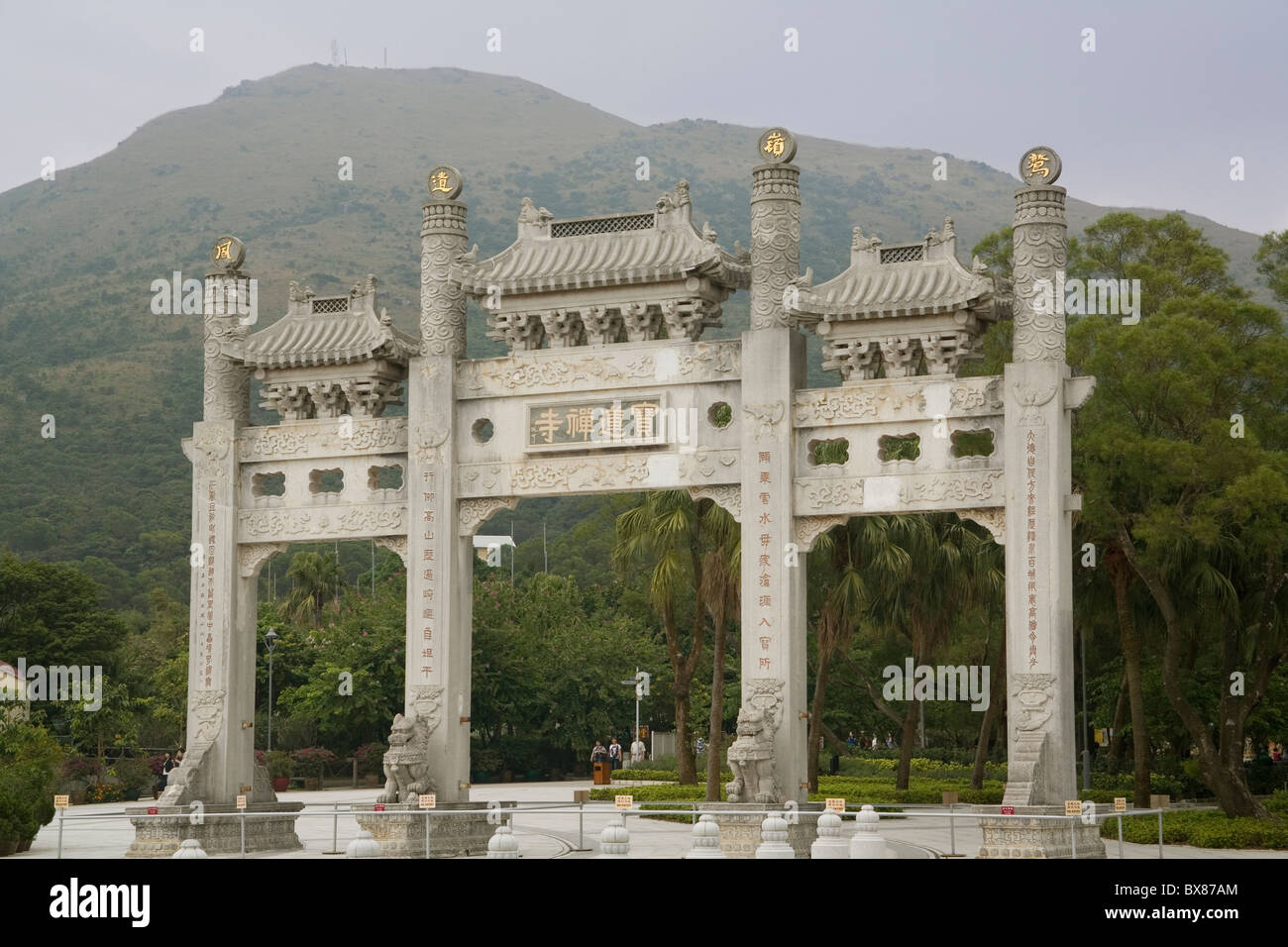 China Hongkong Lantau Bogen führt zu Monastery Po Lin Stockfoto