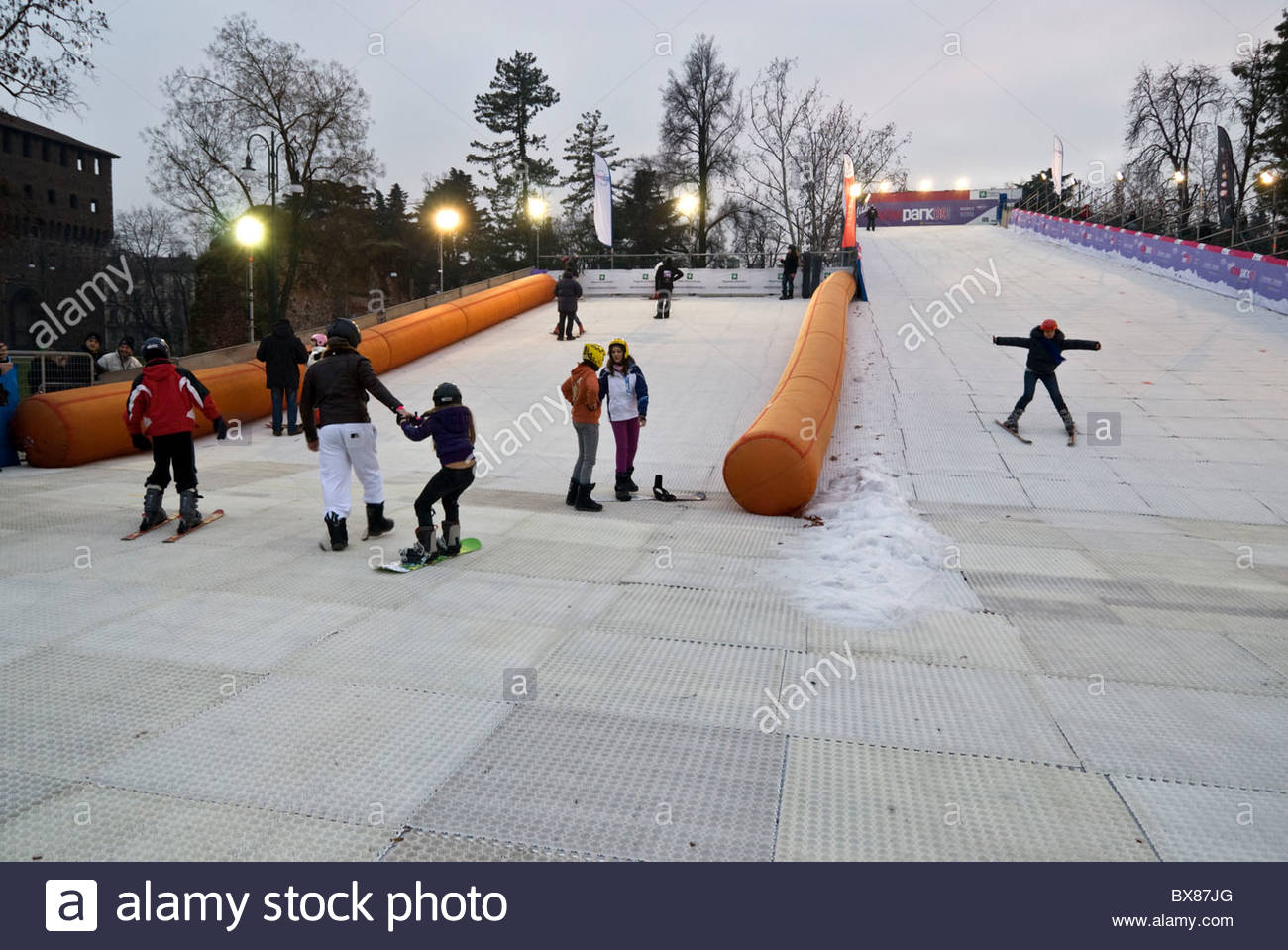 Mailand Trockene Piste Skifahren Snow Park Piazza Del Cannone Stockfotografie Alamy Mailand Trockene Piste Skifahren Snow Park Piazza Del Cannone Stockfotografie Alamy