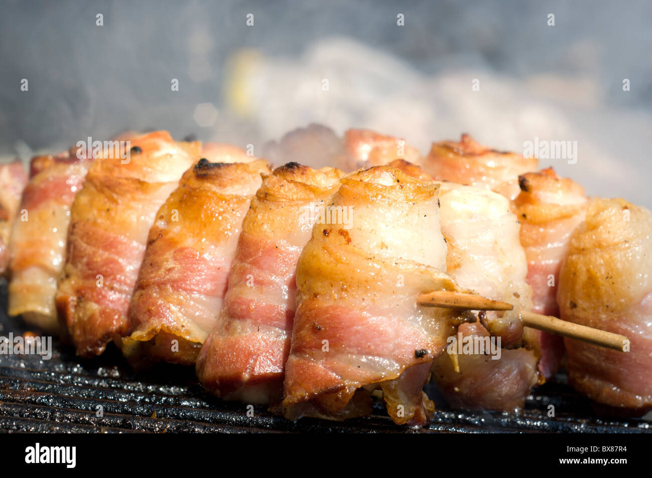 Grill, Fleisch gerollt Stockfoto