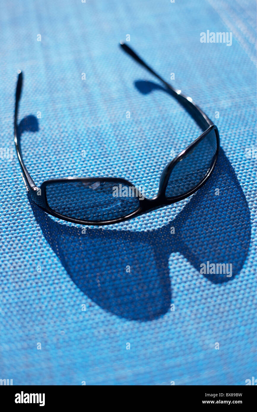 Sonnenbrille auf der Sonnenliege Stockfoto