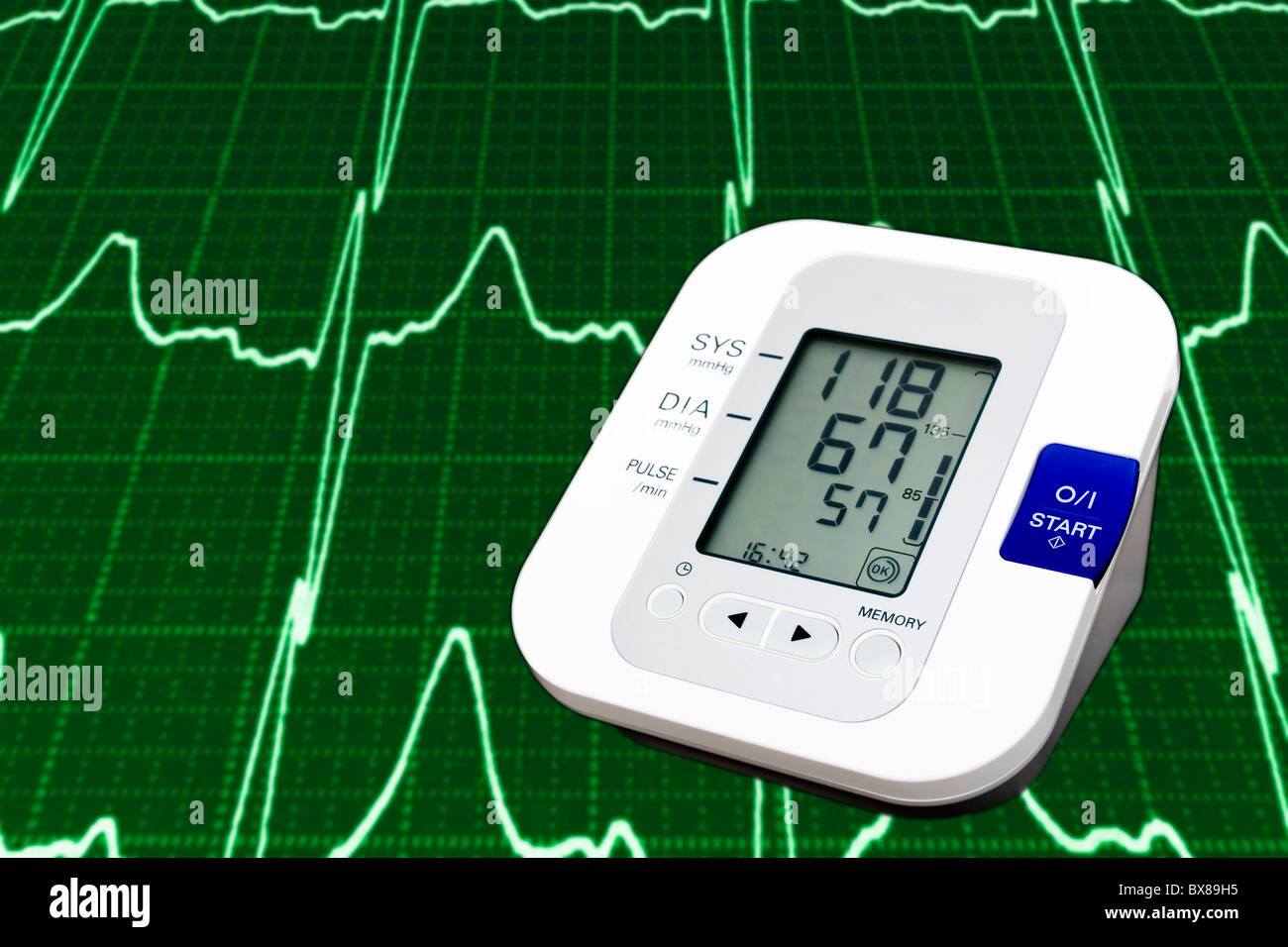 Digitales Blutdruckmessgerät mit EKG im Hintergrund Stockfoto