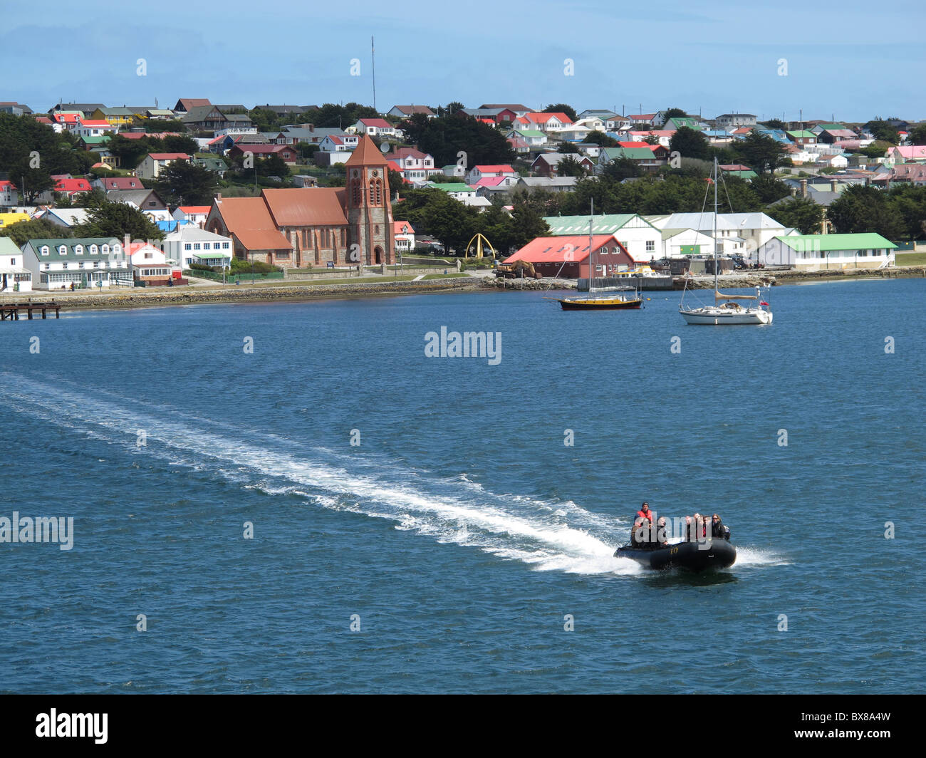 Ein Zodiac-Schlauchboot verlassen die Anlegestelle für m/V Plancius mit Passagieren, Port Stanley, Falkland-Inseln Stockfoto