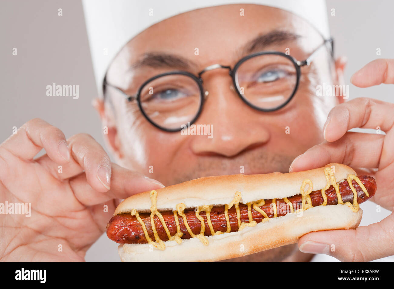 Koch mit Hotdog Stockfoto