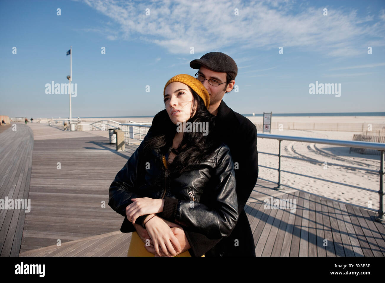 Paar am Strand umarmen Stockfoto