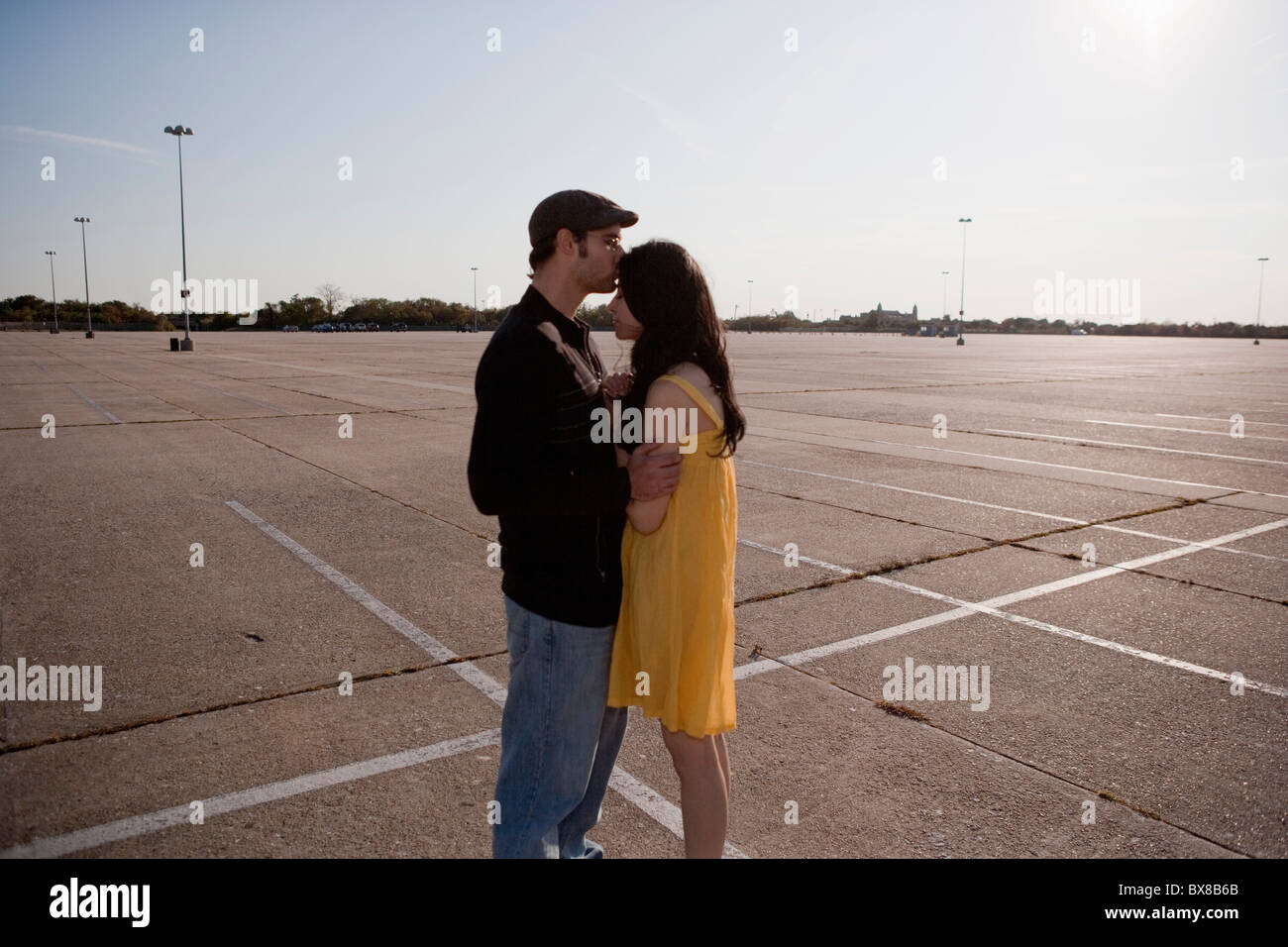 Paar, umarmen, auf dem Parkplatz Stockfoto