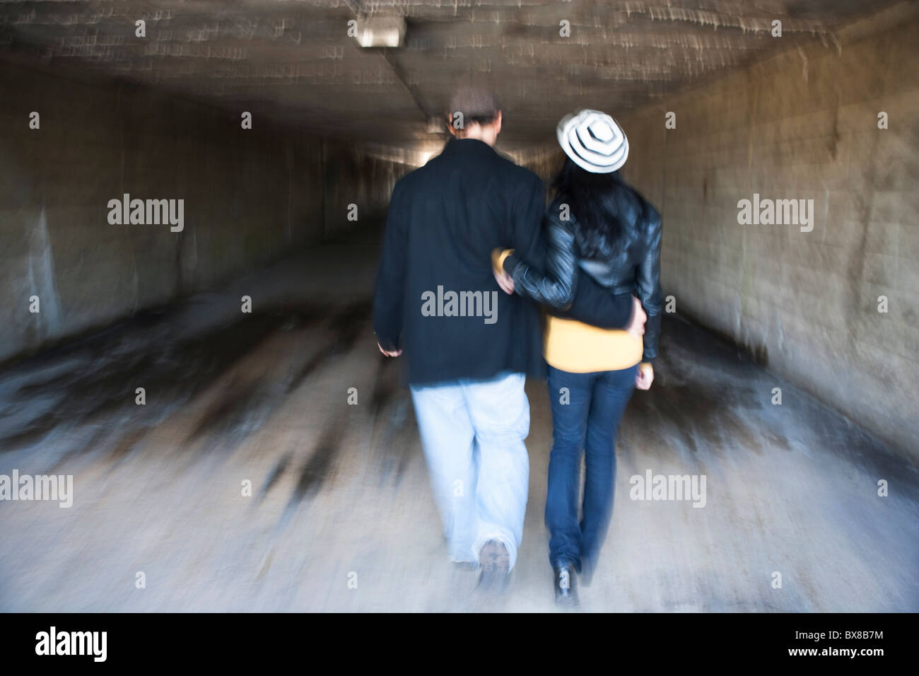 Paar im tunnel Stockfoto