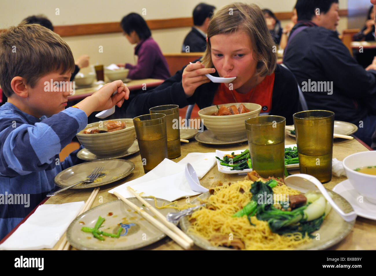 Eine Familie isst chinesisches Essen, Chinatown, San Francisco MODEL VERÖFFENTLICHT Stockfoto