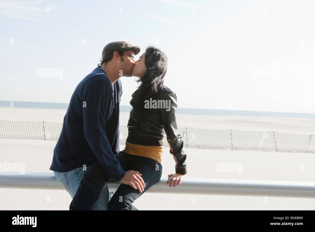 Paar küssen Strand Stockfoto