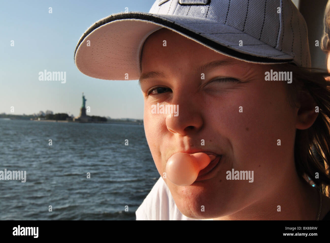 Teenager-Mädchen blickt auf die Skyline von New York Manhattan USA während bläst ihr Kaugummi.  VOLL MODELL FREIGEGEBEN/ZUGESTIMMT Stockfoto