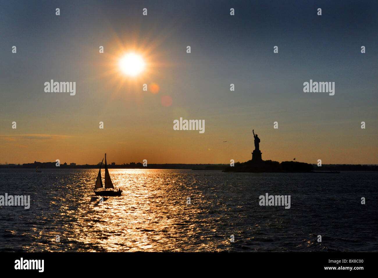 Freiheitsstatue bei Sonnenuntergang, Manhattan New York City USA Stockfoto