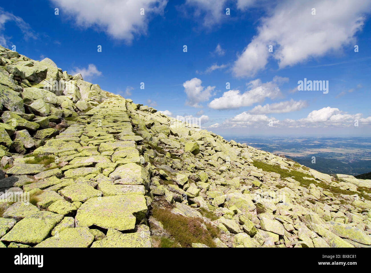 der steinerne Weg in den Bergen Stockfoto