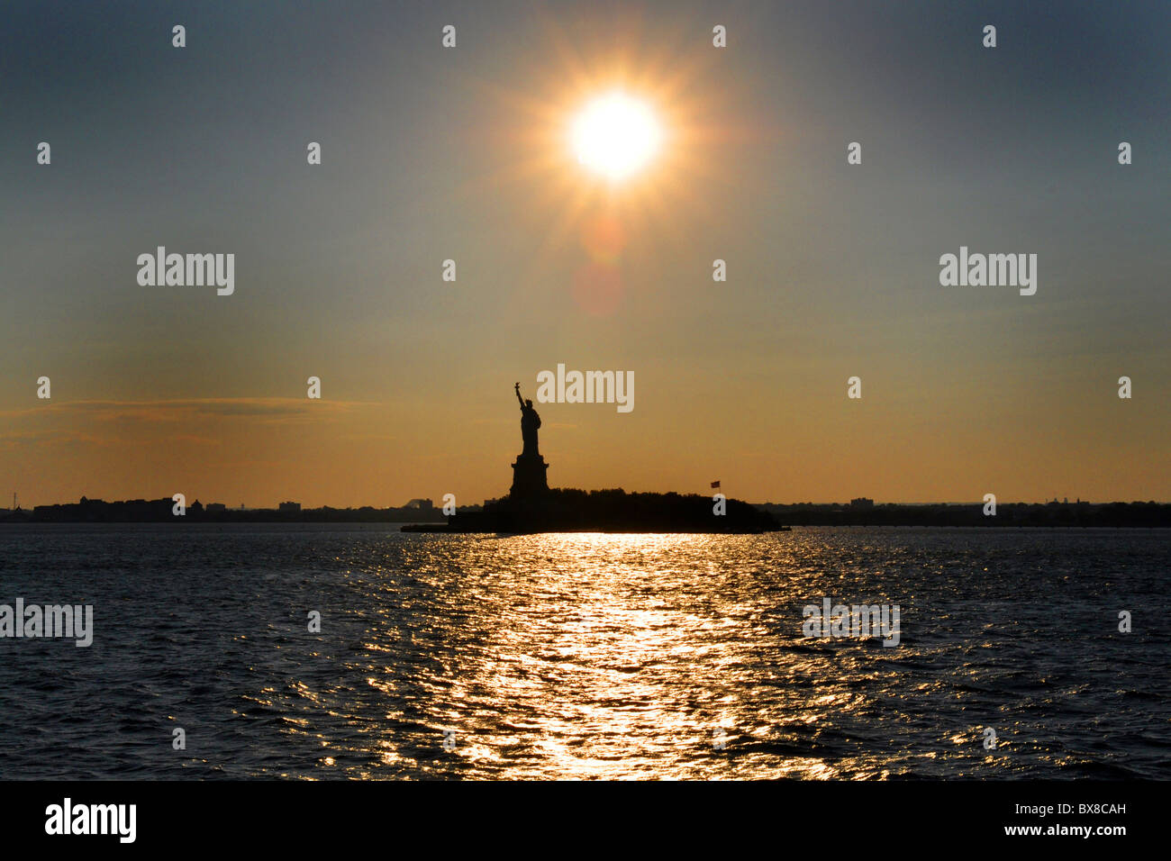 Freiheitsstatue bei Sonnenuntergang, Manhattan New York City USA Stockfoto