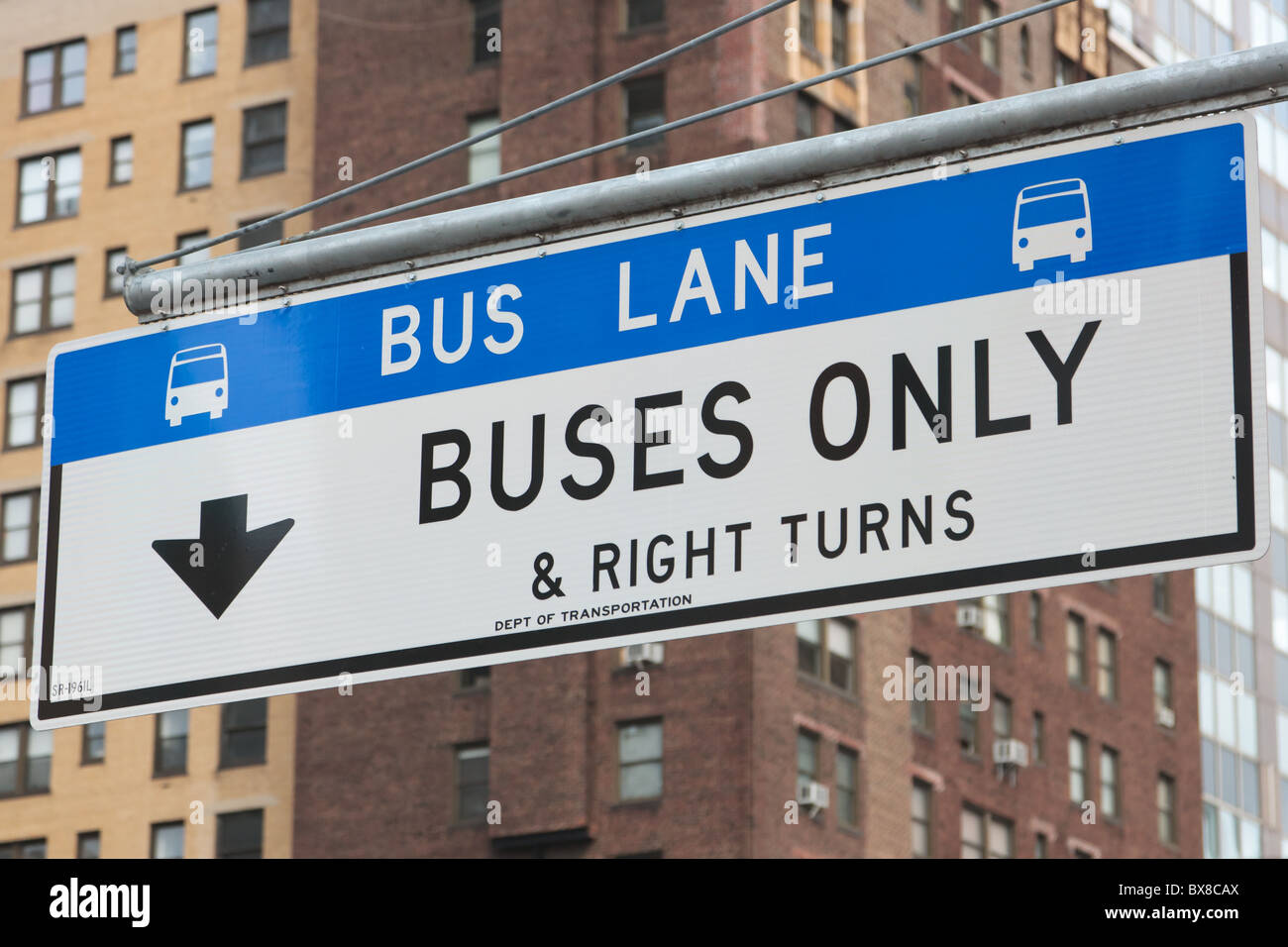 Ein Zeichen bezeichnet die Busspur in der 1st Avenue in Manhattan in New York City. Stockfoto