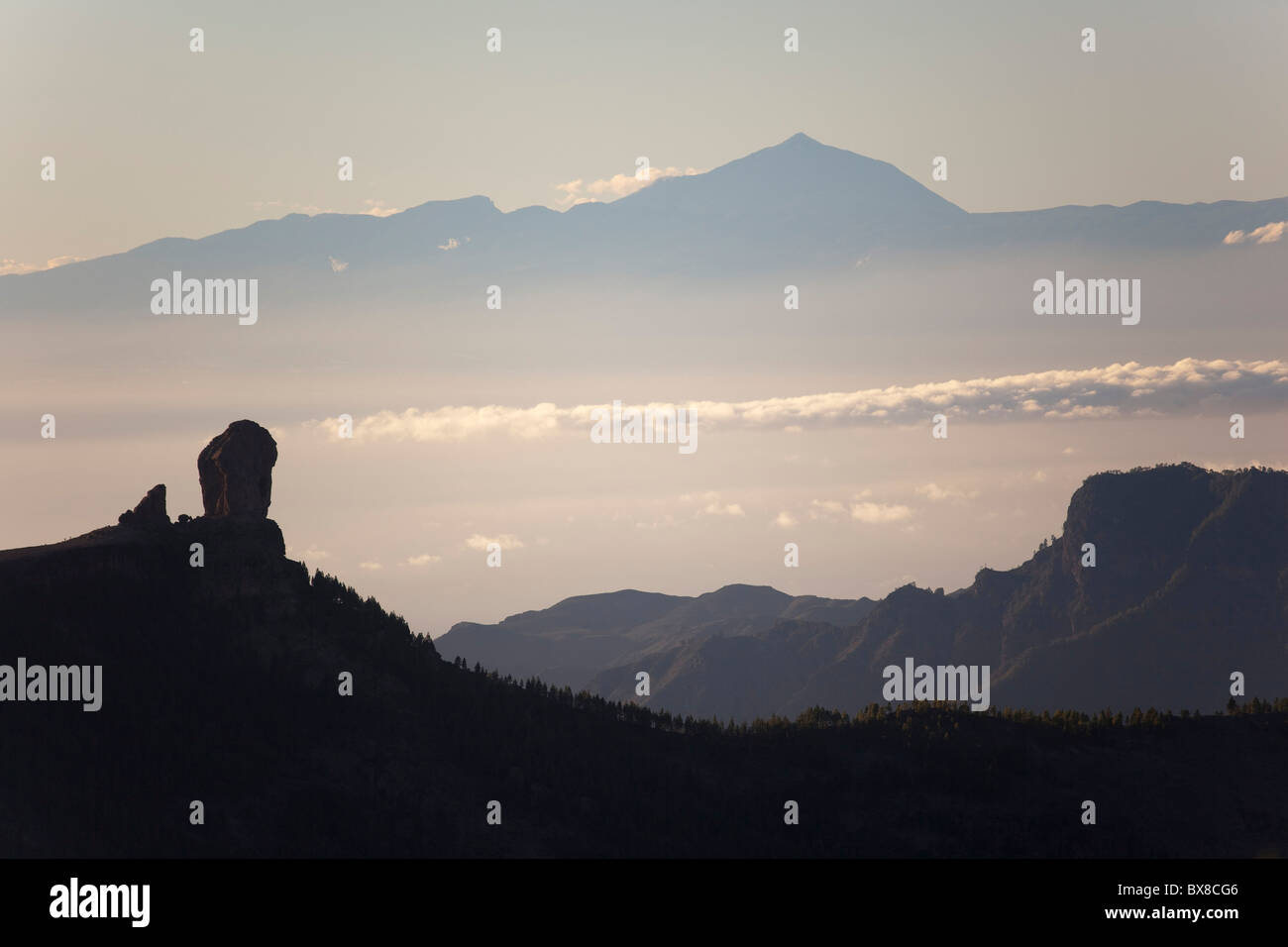 Kanarische Inseln, Gran Canaria, Berge am Tirjana, Tejeda, Blick vom Pico de Las Nieves Roque Nublo Teneriffa Stockfoto