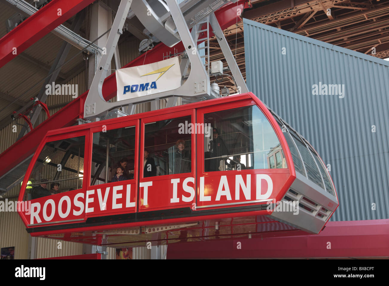 Die Roosevelt Island Tram nähert sich die Station Roosevelt Island in New York City. Stockfoto