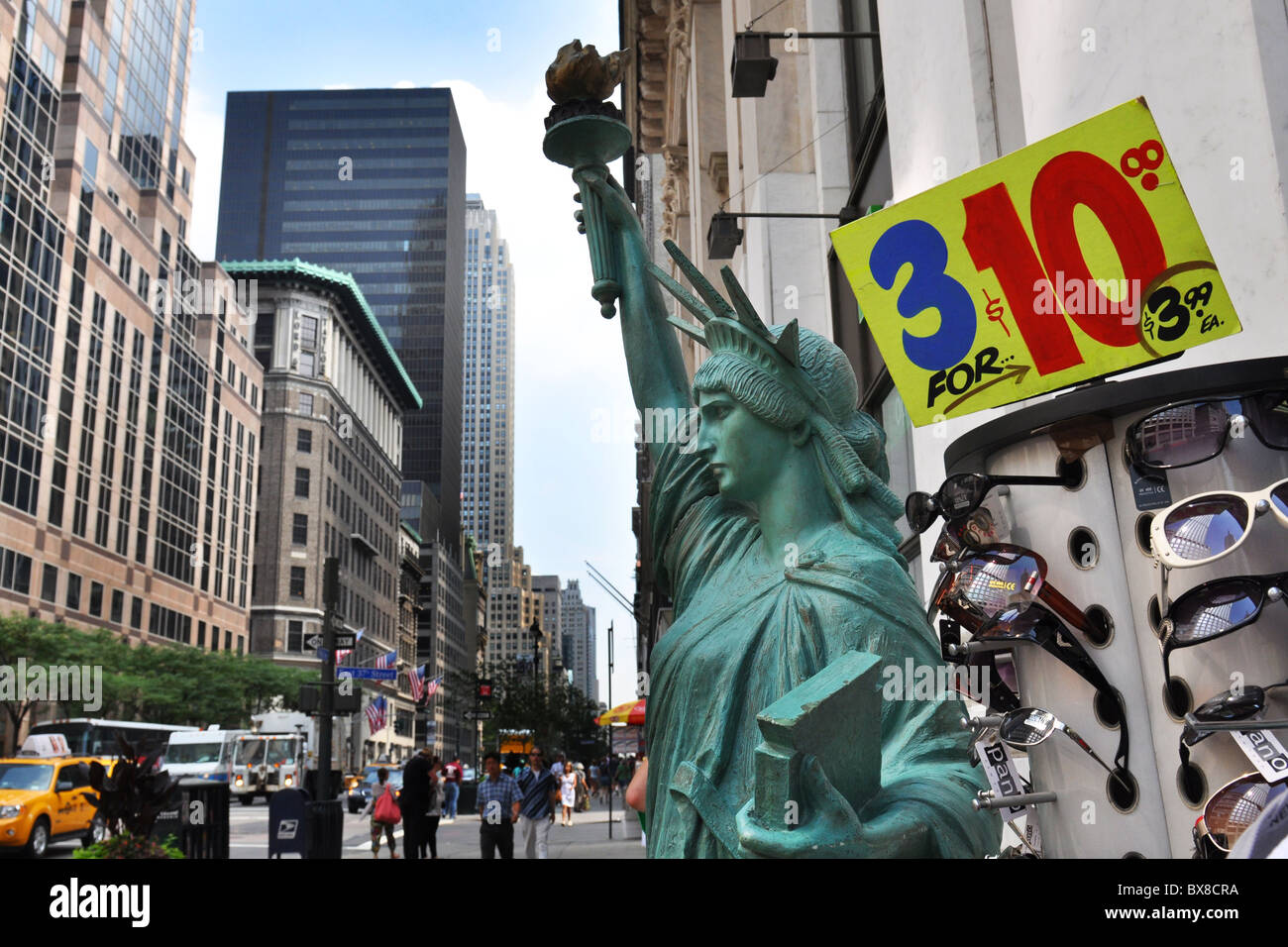 New York City günstige Sonnenbrillen zum Verkauf auf der Fifth Avenue. Stockfoto