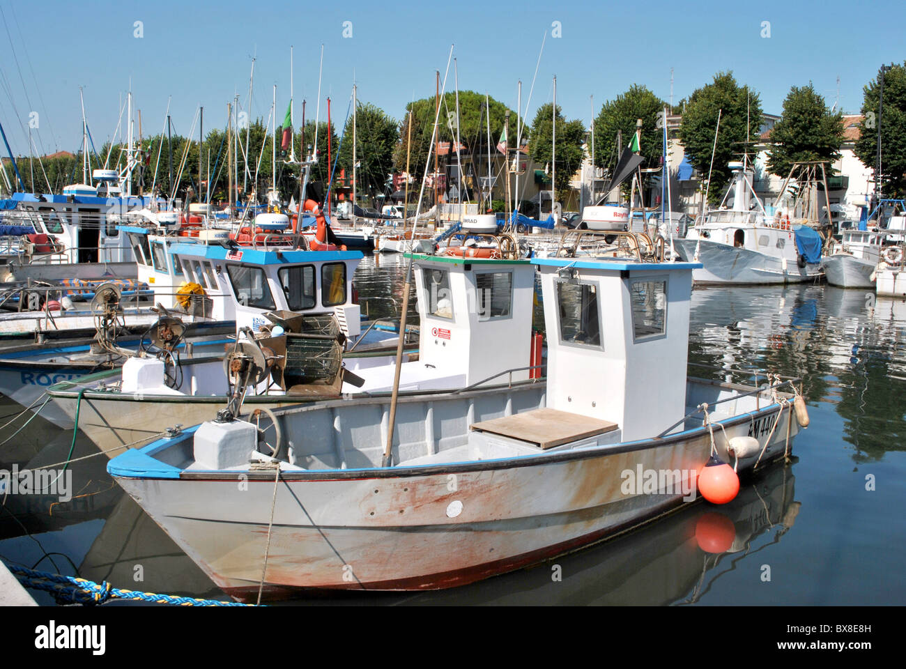 Angeln im Hafen vor Anker Stockfoto