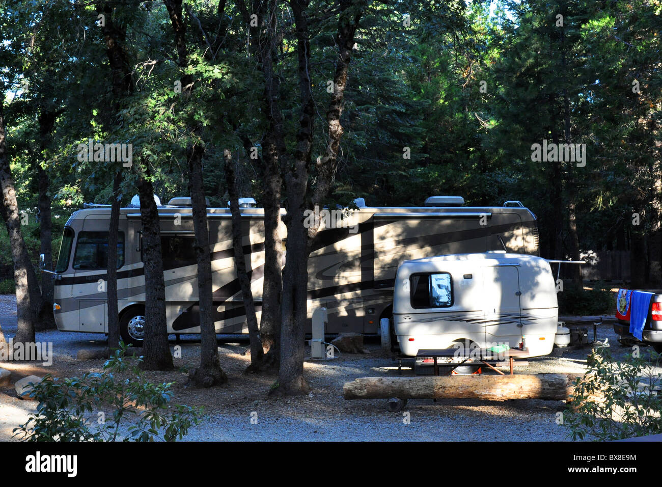 Kleine und große Wohnwagen auf einem Campingplatz in Kalifornien, USA Stockfoto