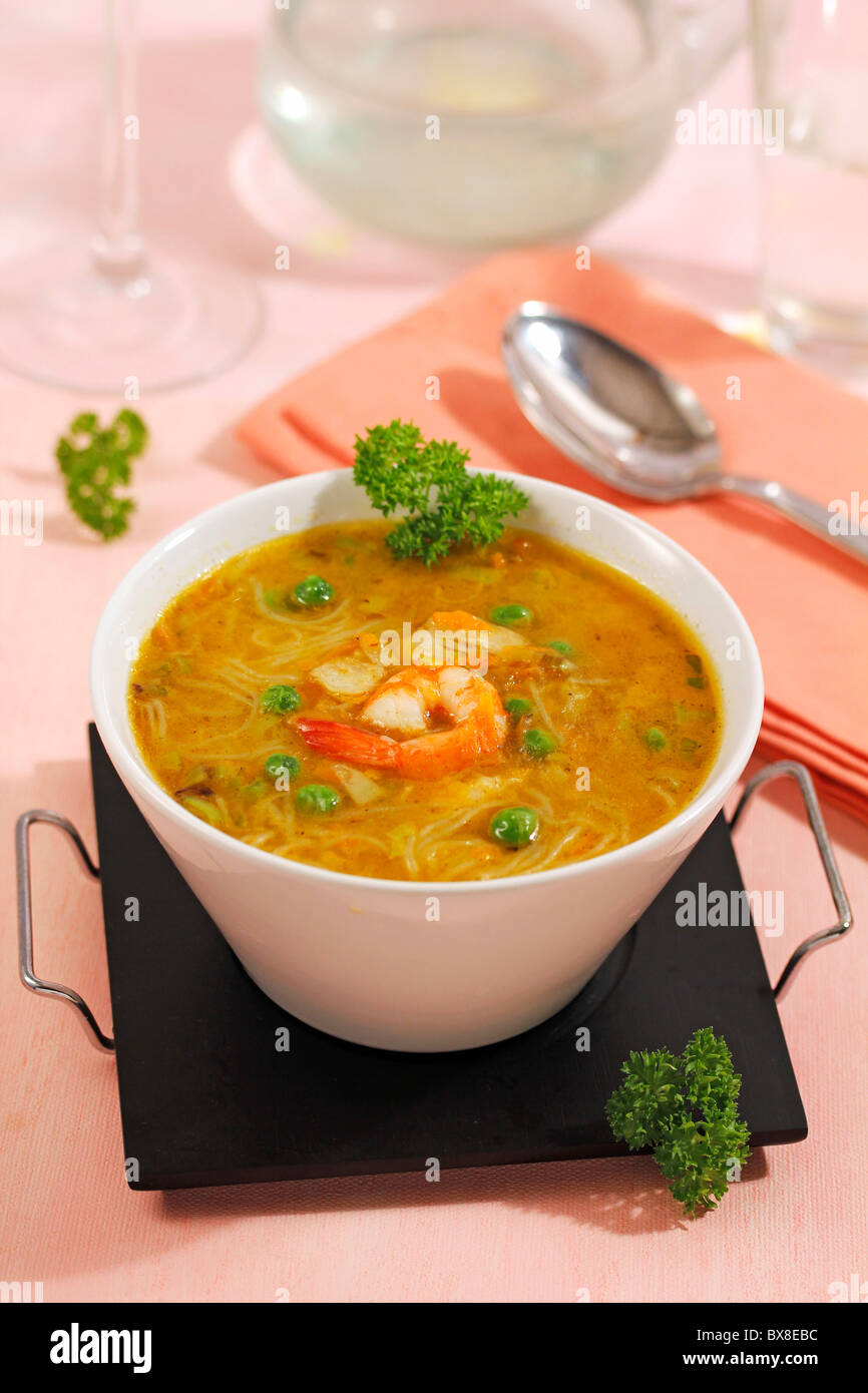 Fischsuppe mit chinesischen Nudeln. Rezept zur Verfügung. Stockfoto