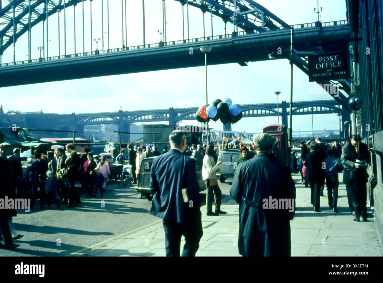 Ein Original 1960er Bild der Tyne Bridge in Newcastle, England. Auf Kai Straße, Ecke King Street. Zu dem Zeitpunkt, zu dem ein Händler und Märkte gesehen werden könnte. Stockfoto