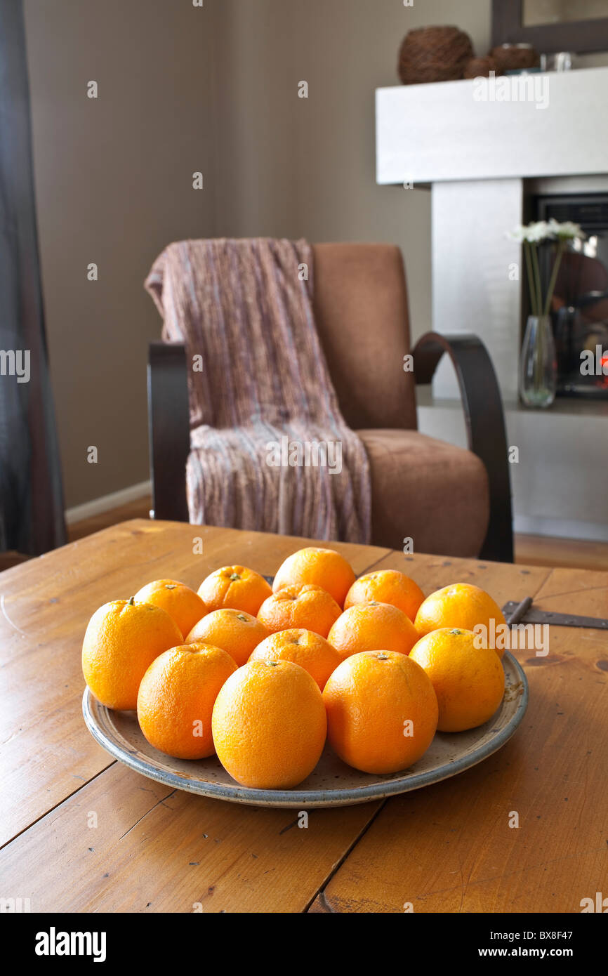 Navel-Orangen auf einem rustikalen Kiefer Holz Tisch. Stockfoto